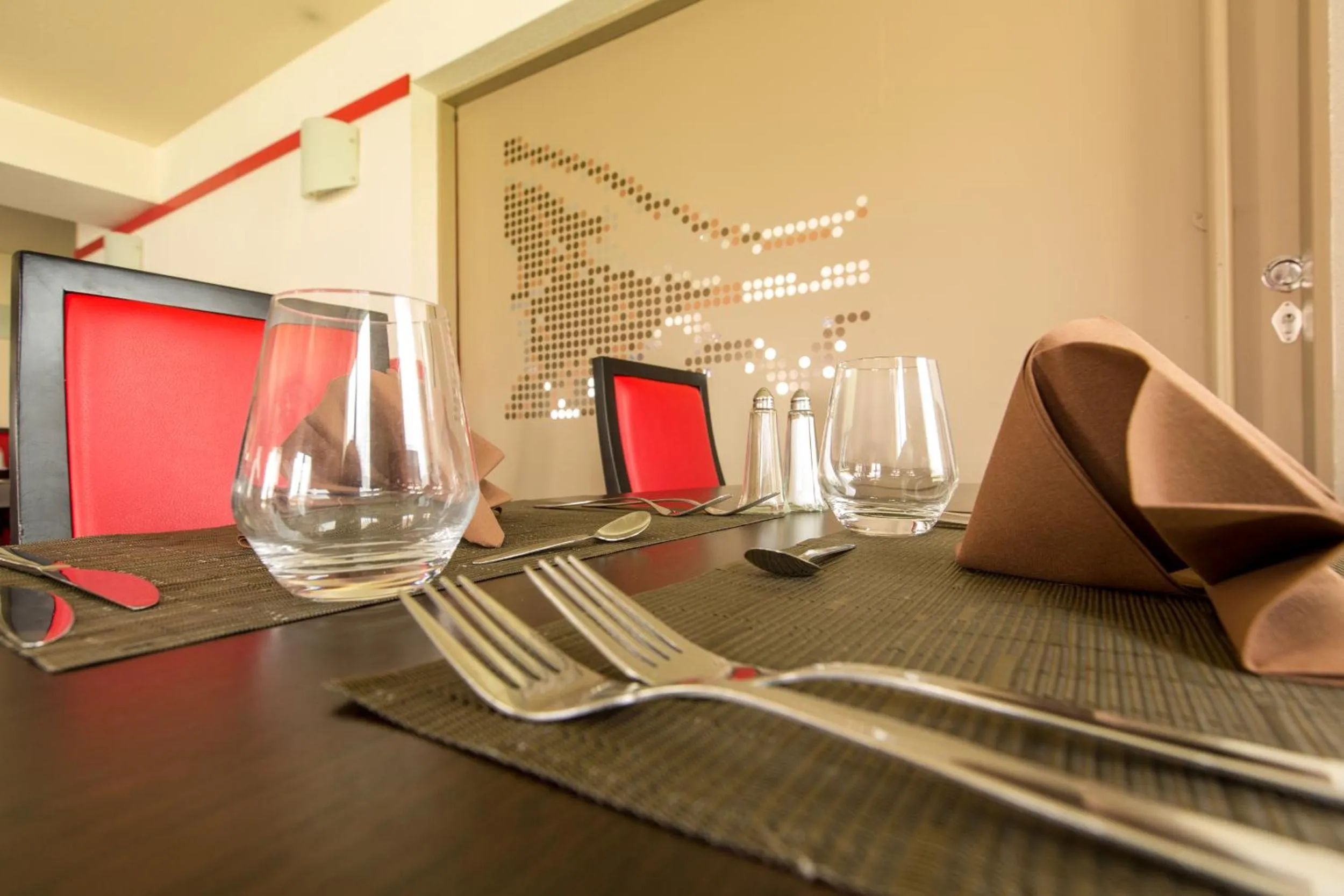 Restaurant/places to eat in Hotel Inn Design Sedan