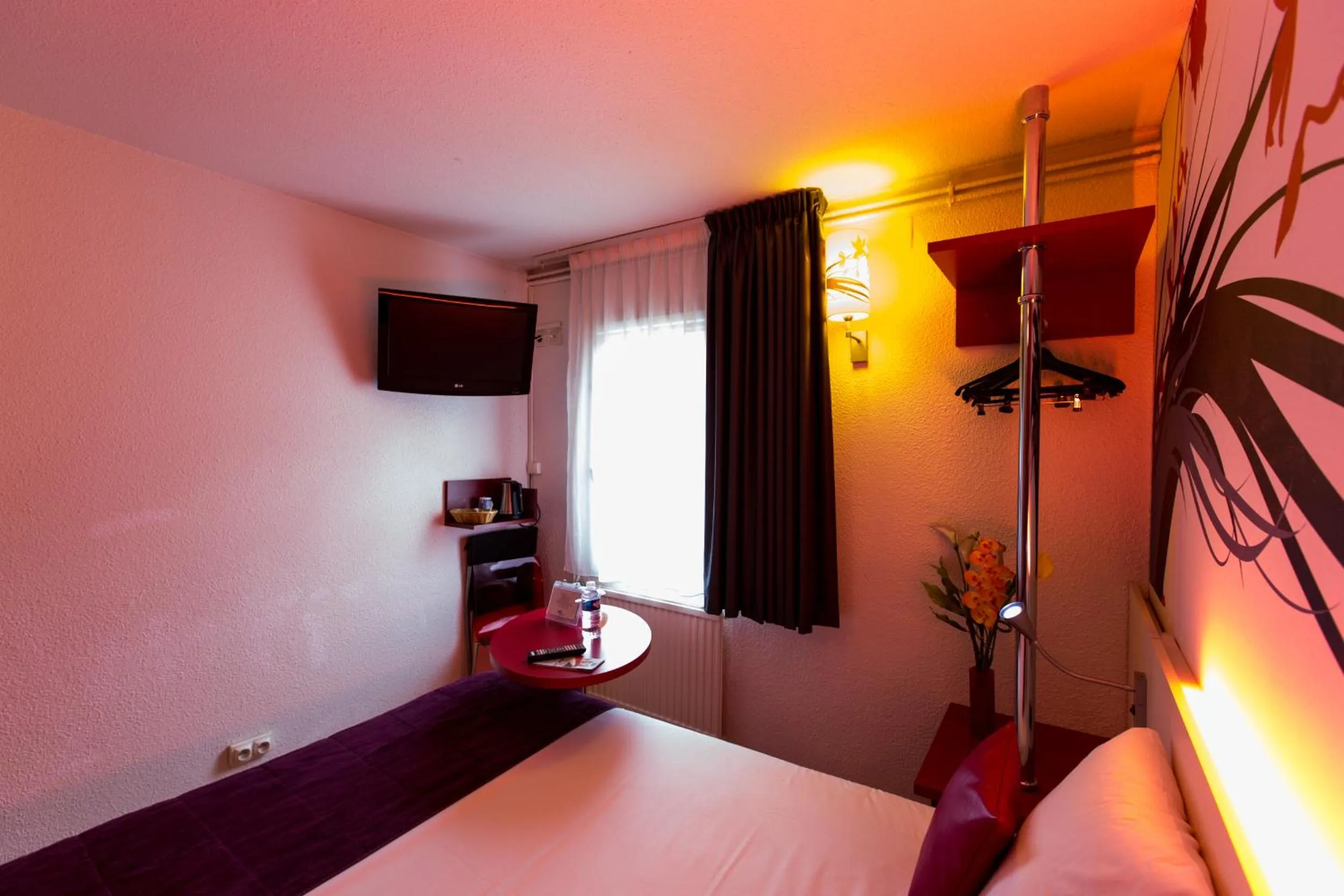 Bedroom, Bed in Hotel Inn Design Sedan