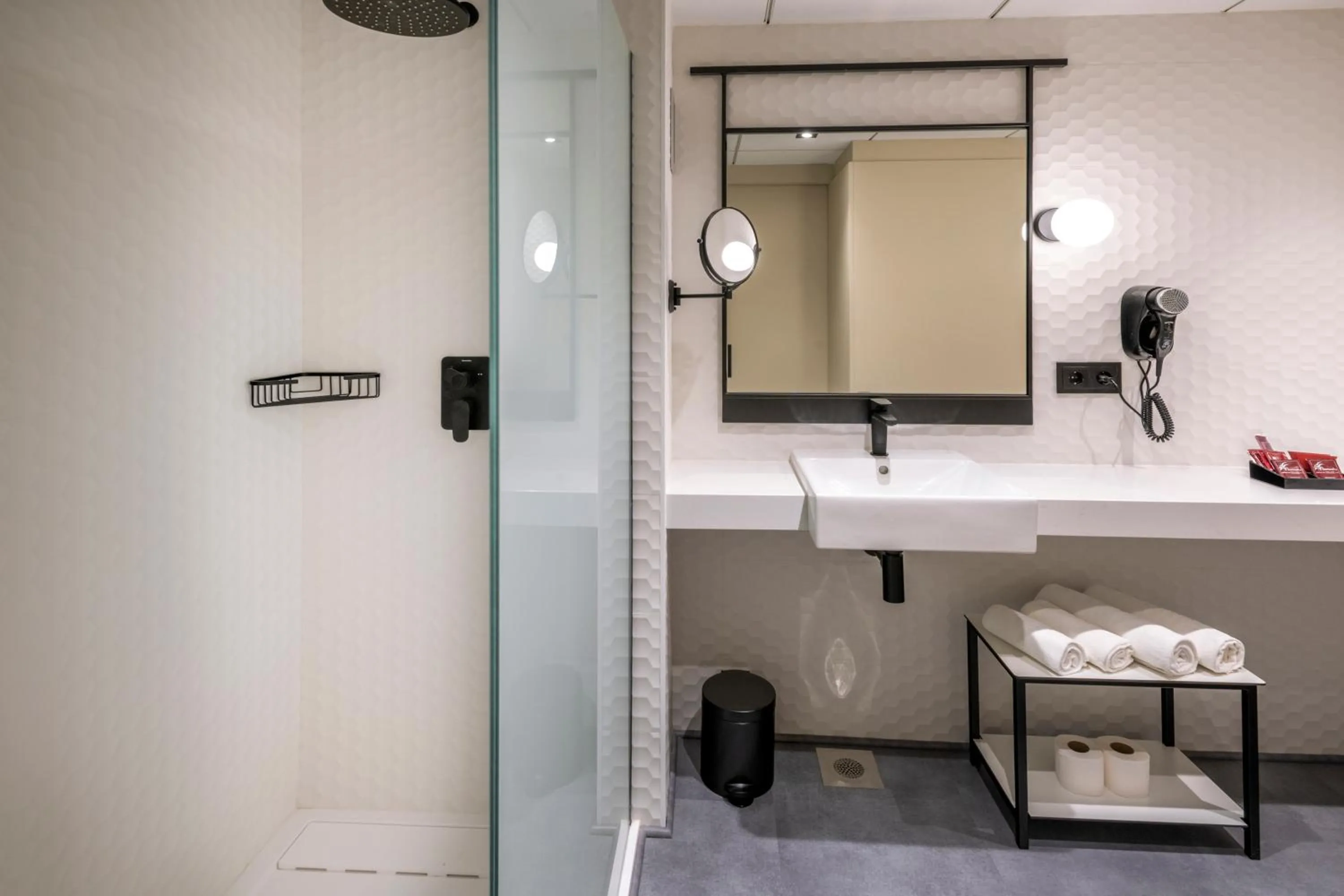 Standard with lateral pool view 4* (3 adults) in Ponient Marinada by PortAventura World