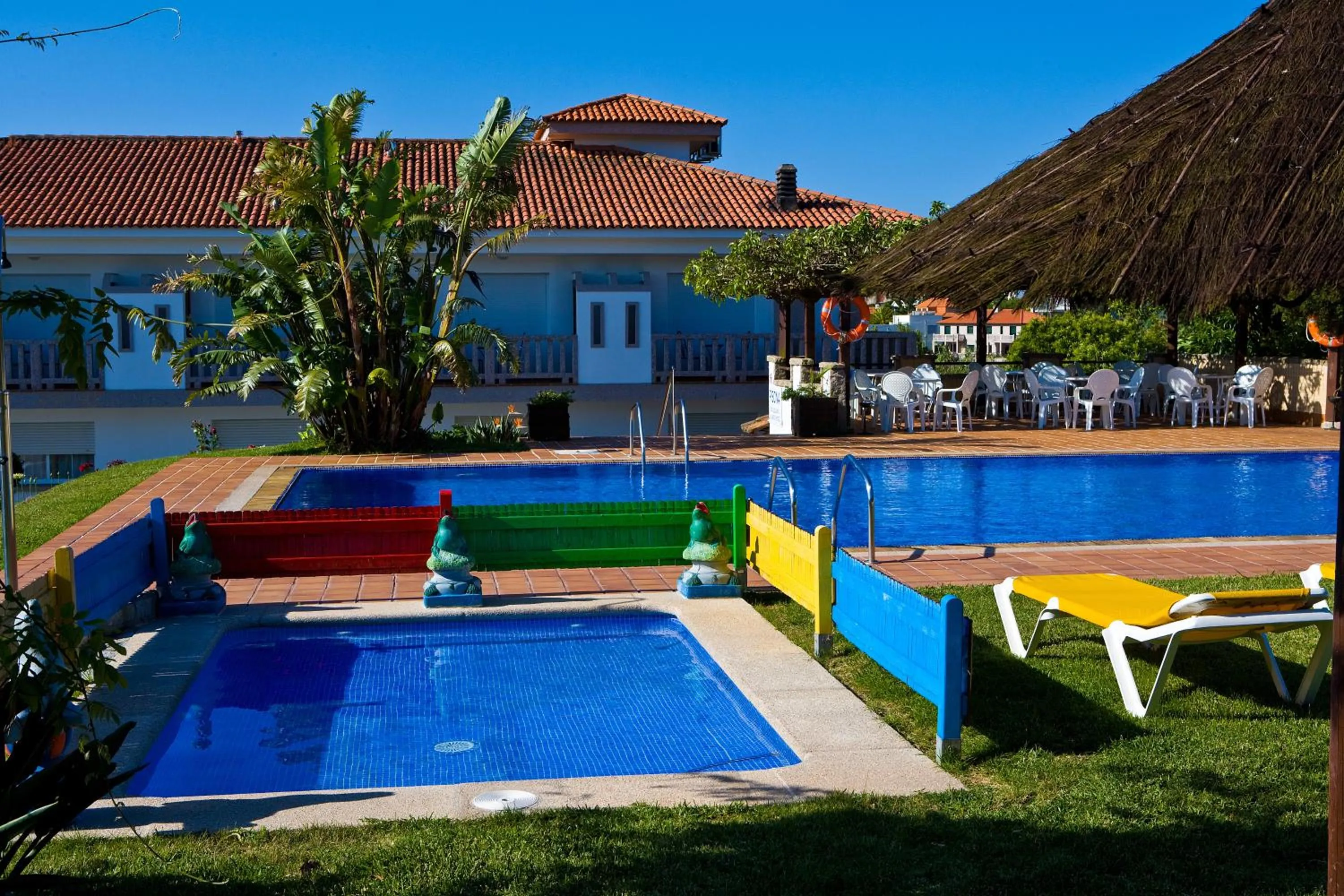 Swimming pool in APARTHOTEL CABICASTRO Tres estrellas superior