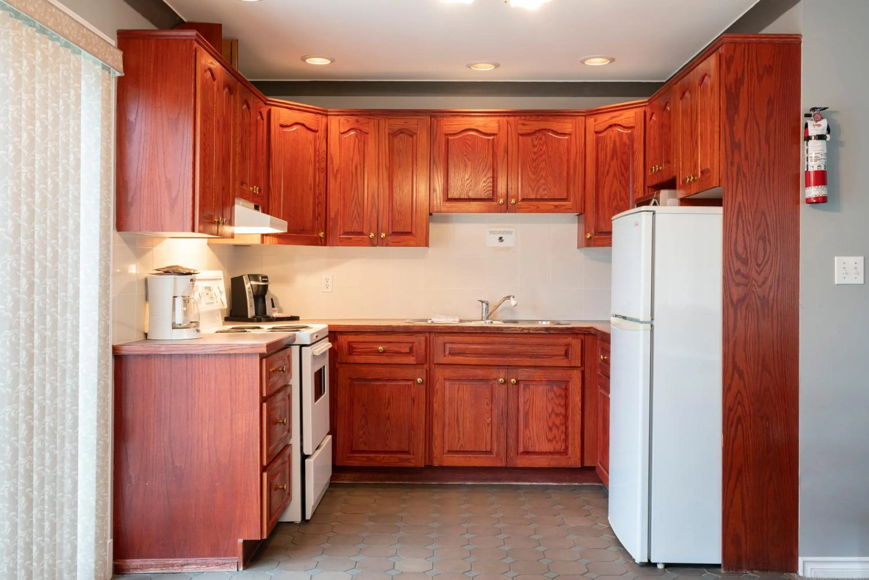Kitchen or kitchenette in Tiki Shores Inn & Suites