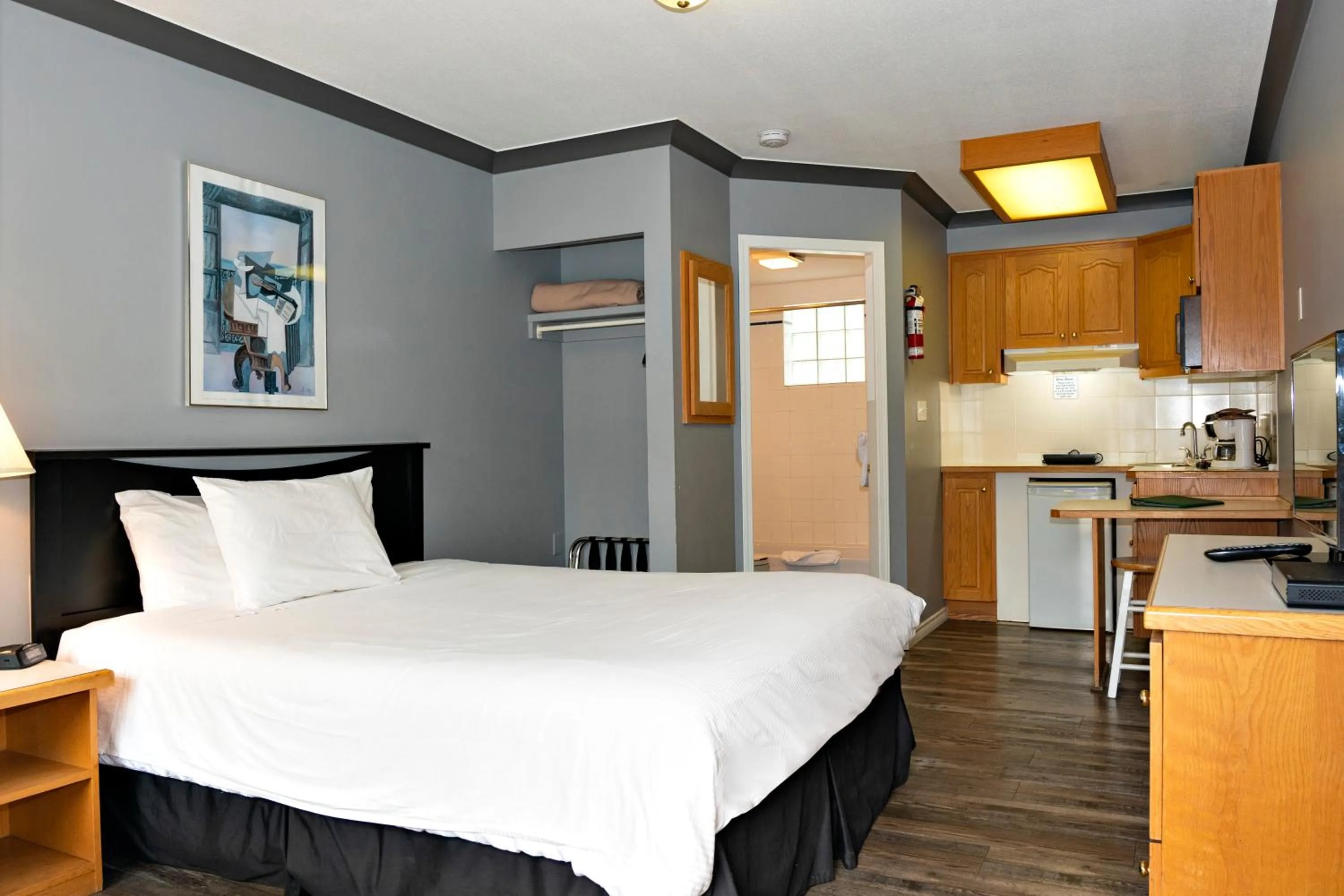 Bathroom, Bed in Tiki Shores Inn & Suites