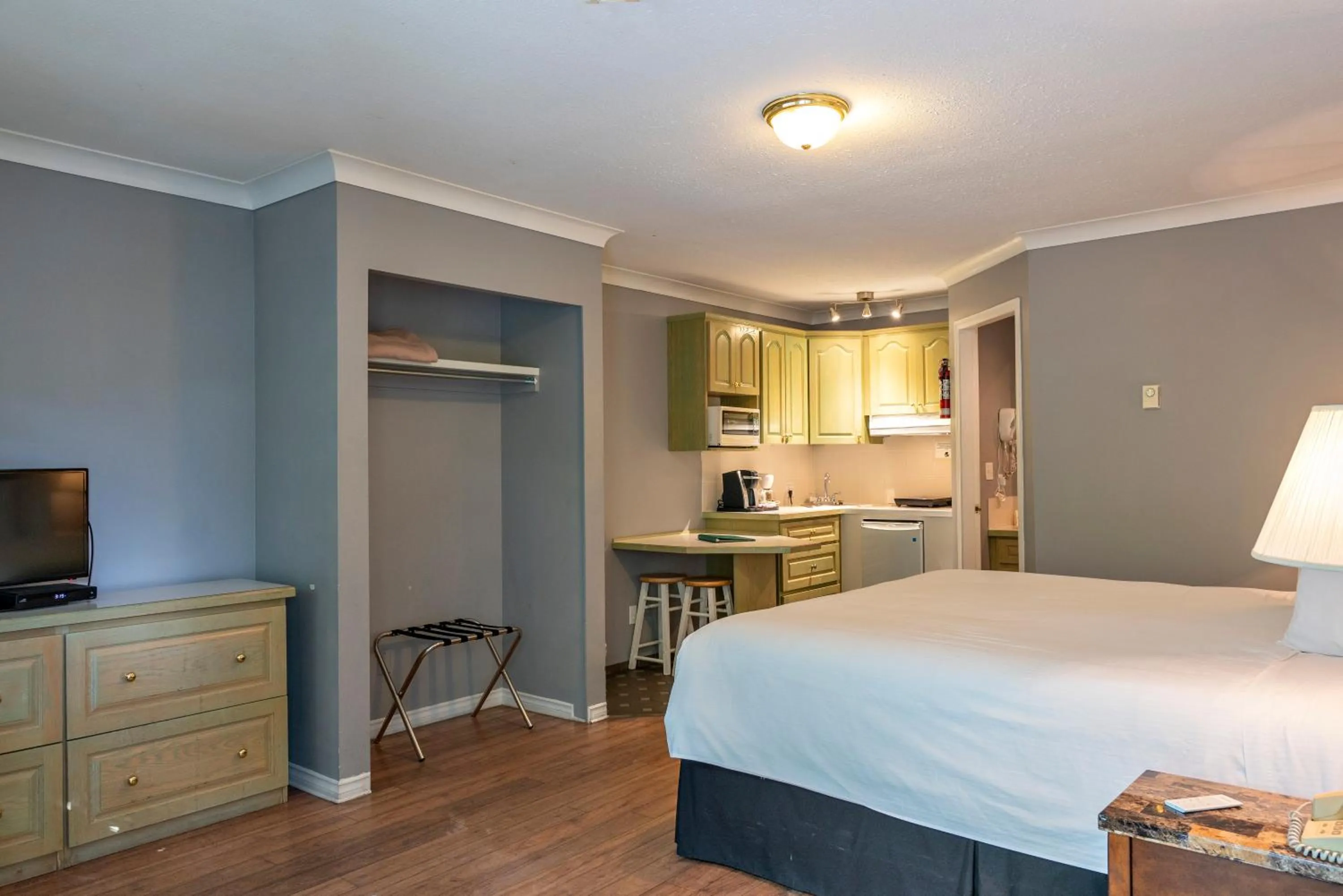 Bathroom, Bed in Tiki Shores Inn & Suites