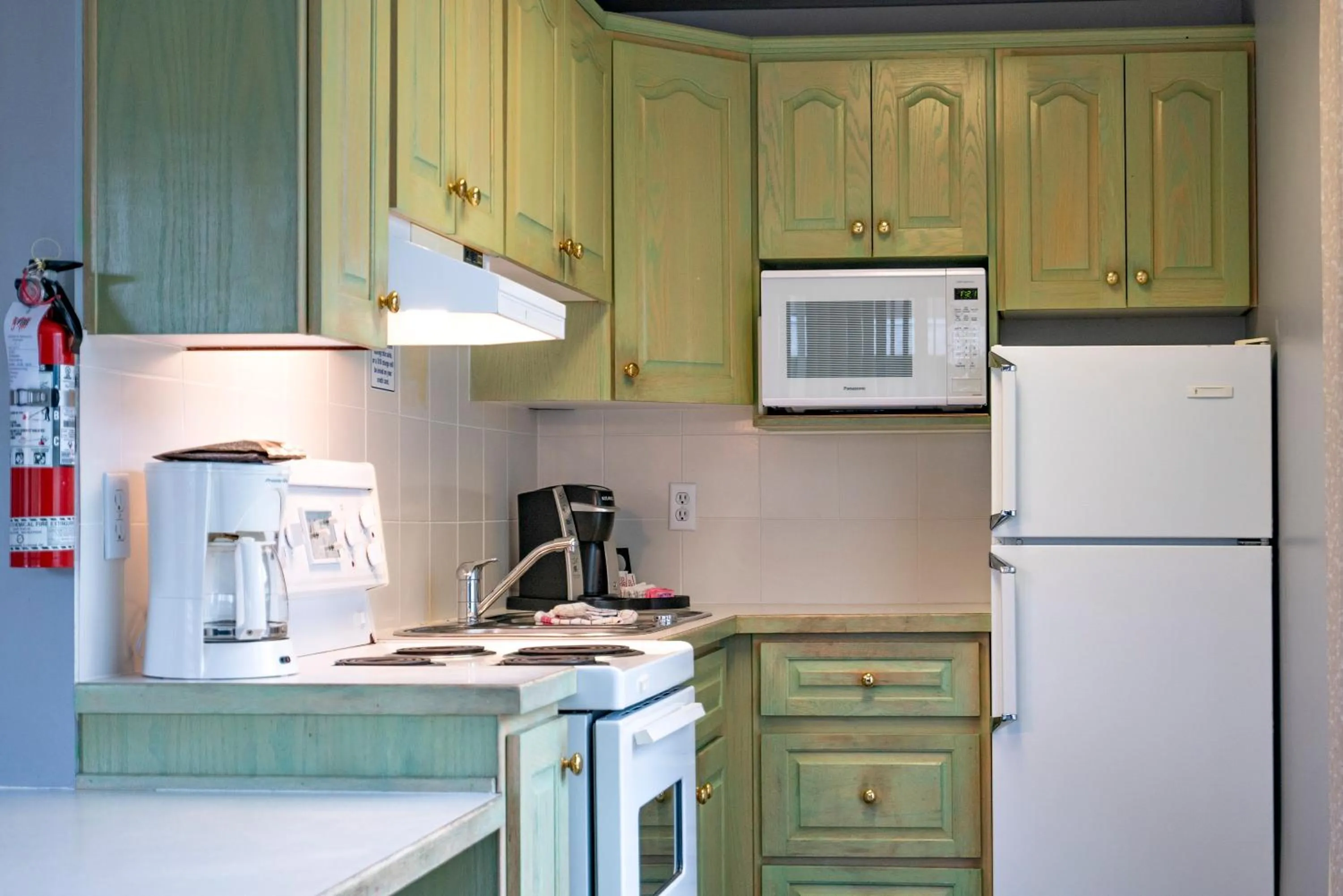 Kitchen or kitchenette in Tiki Shores Inn & Suites
