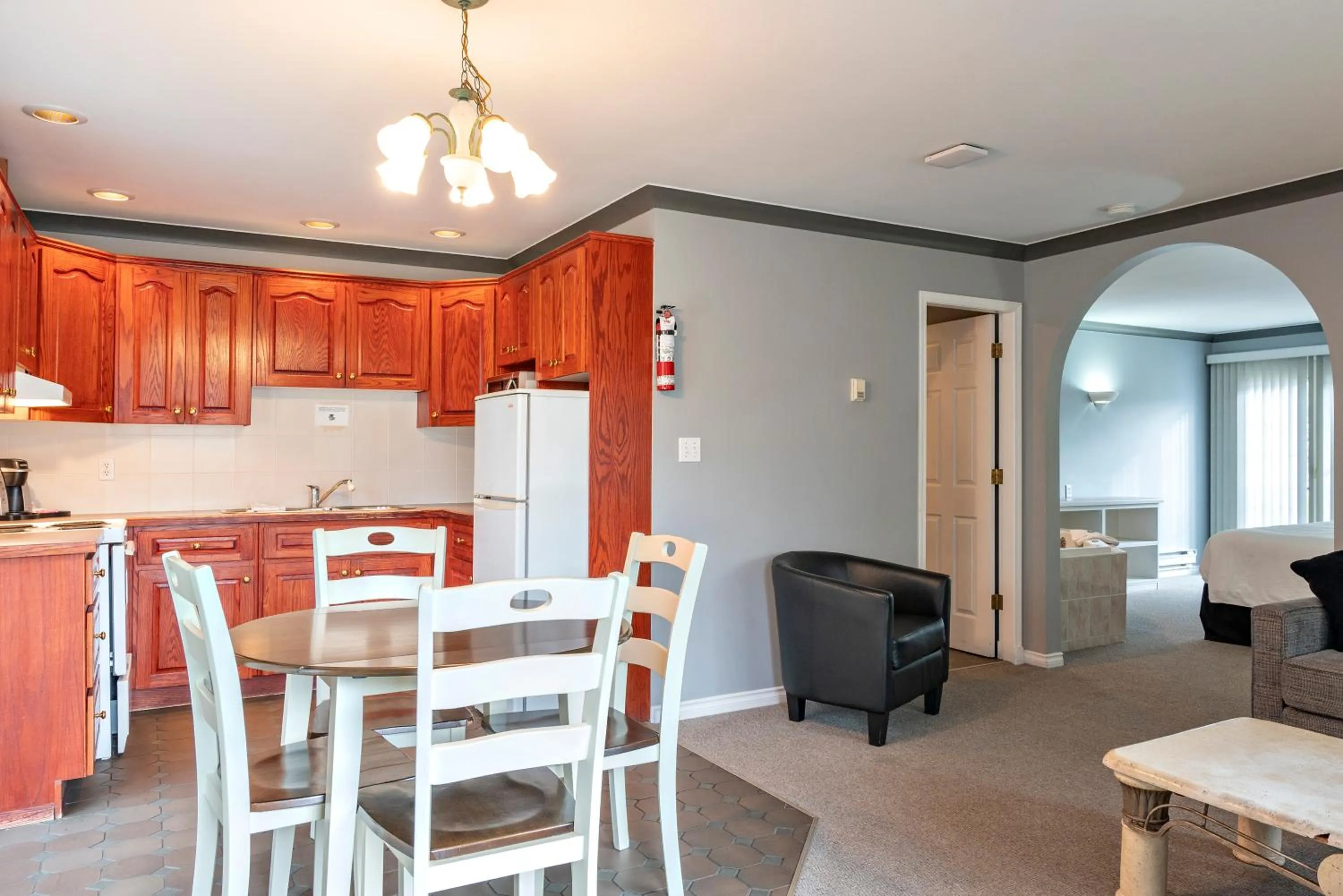 Kitchen or kitchenette in Tiki Shores Inn & Suites