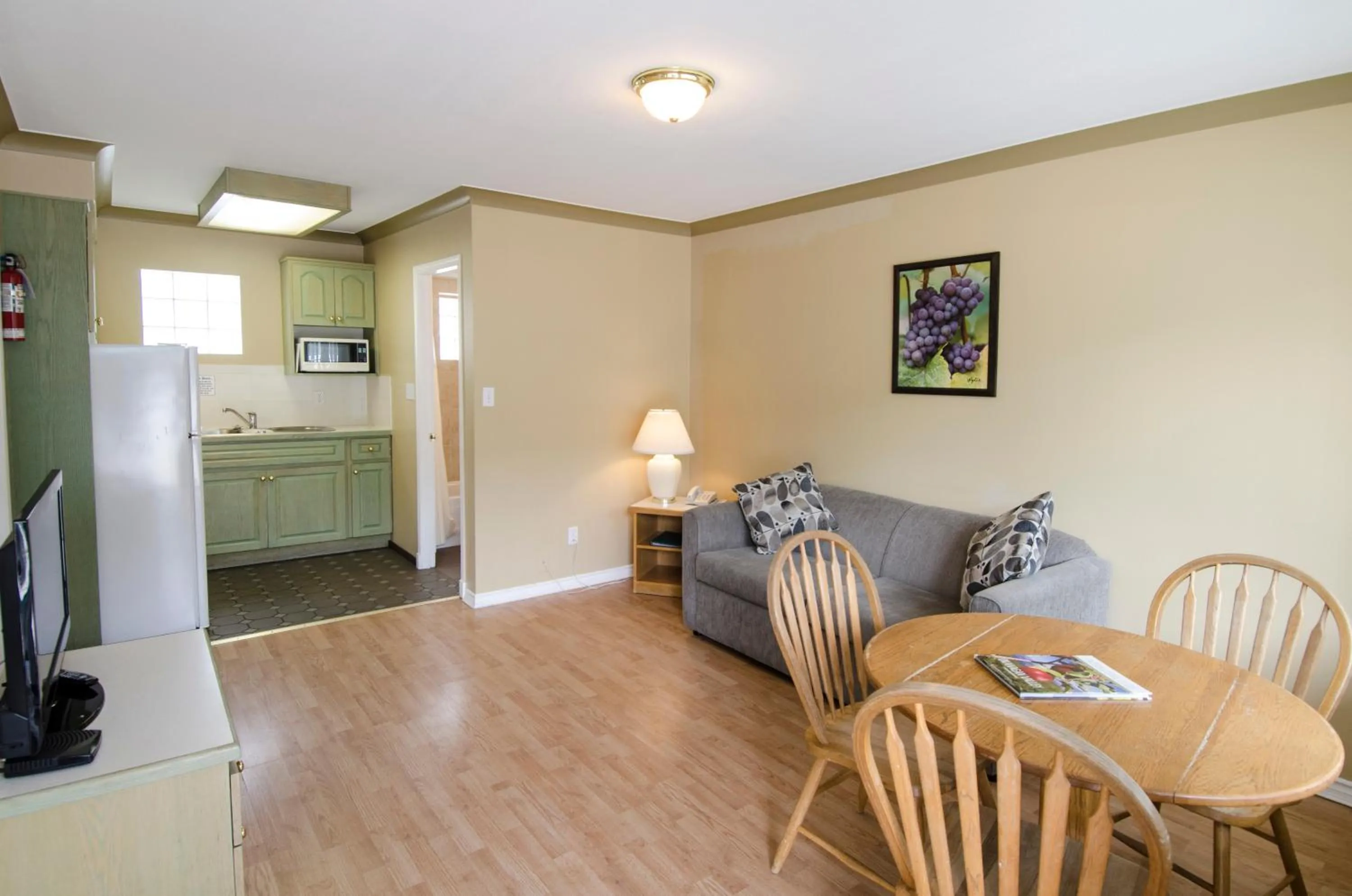 TV and multimedia in Tiki Shores Inn & Suites