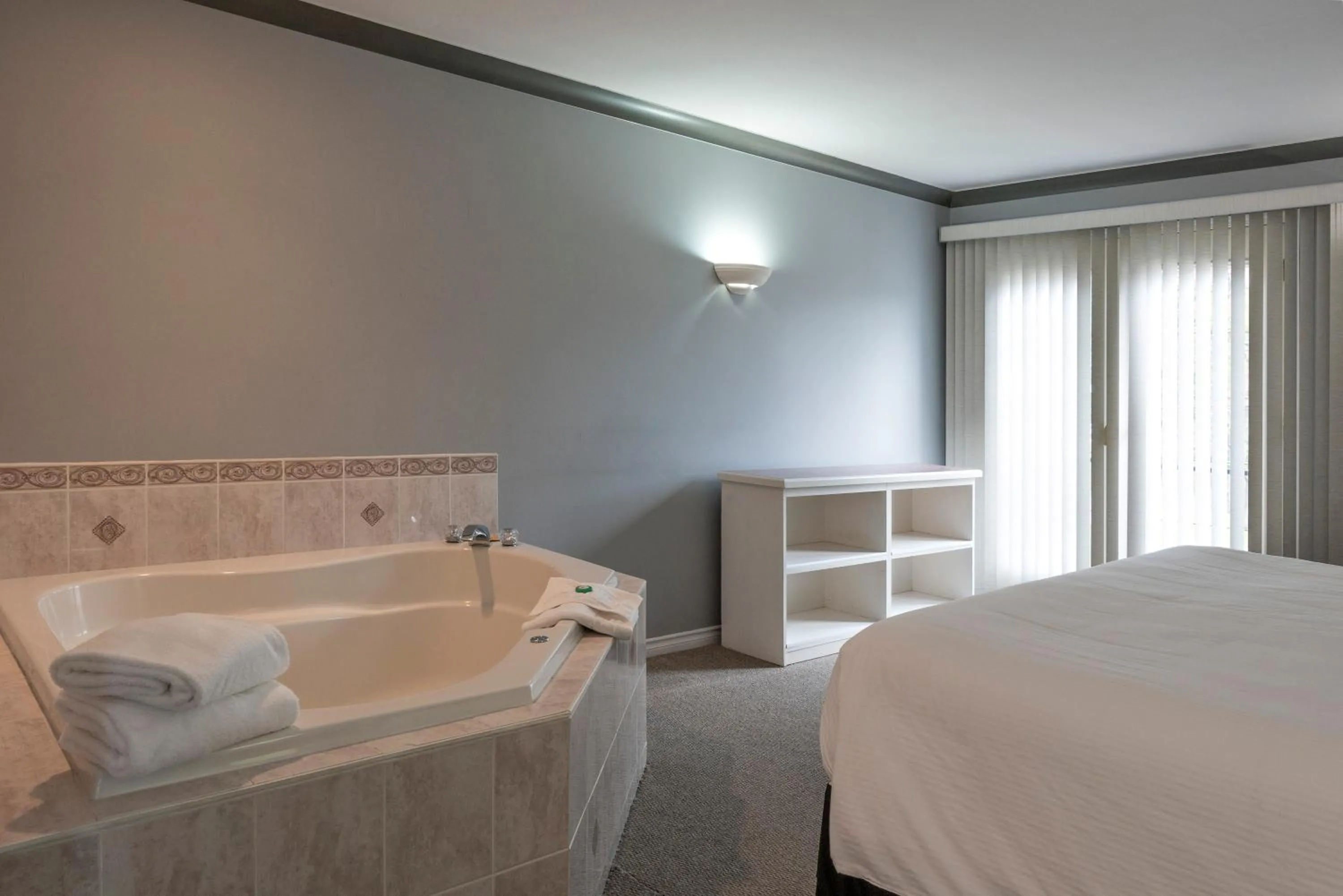 Bedroom, Bed in Tiki Shores Inn & Suites