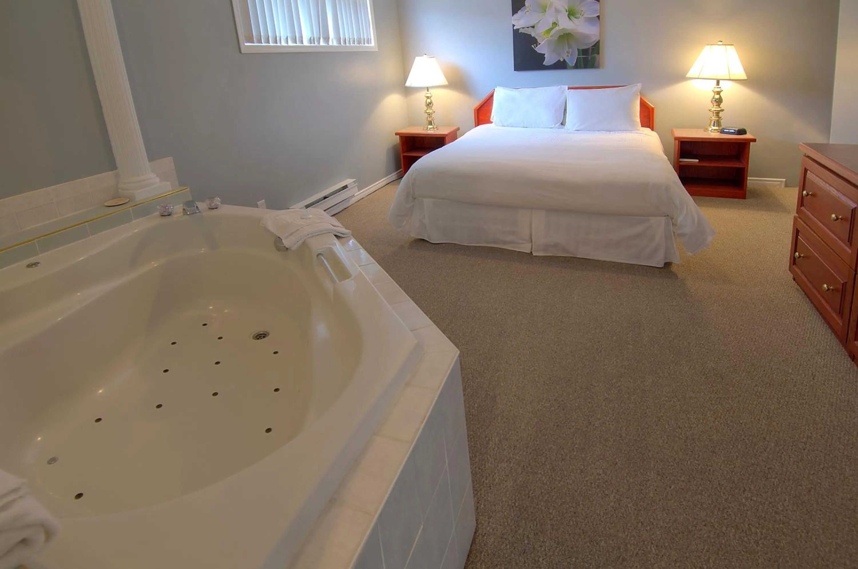 Bathroom, Bed in Tiki Shores Inn & Suites