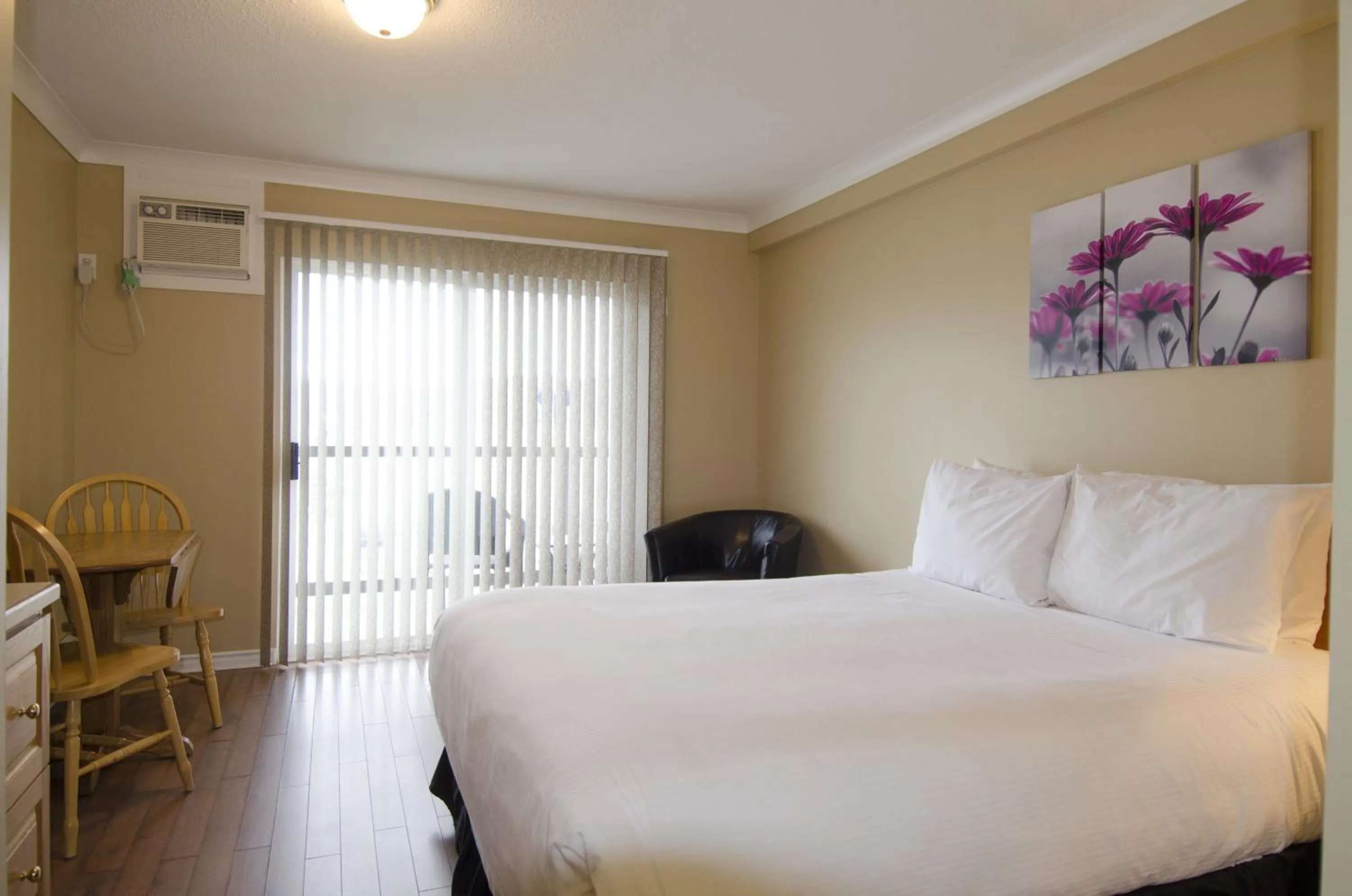 Balcony/Terrace, Bed in Tiki Shores Inn & Suites