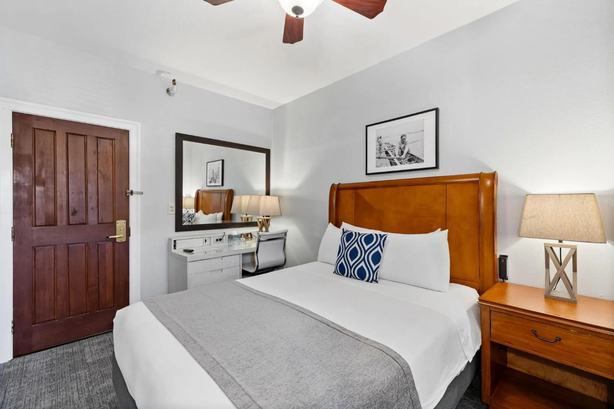 Bedroom, Bed in College Inn Hotel