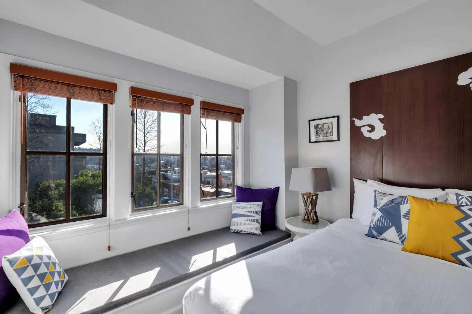 Photo of the whole room, Bed in College Inn Hotel