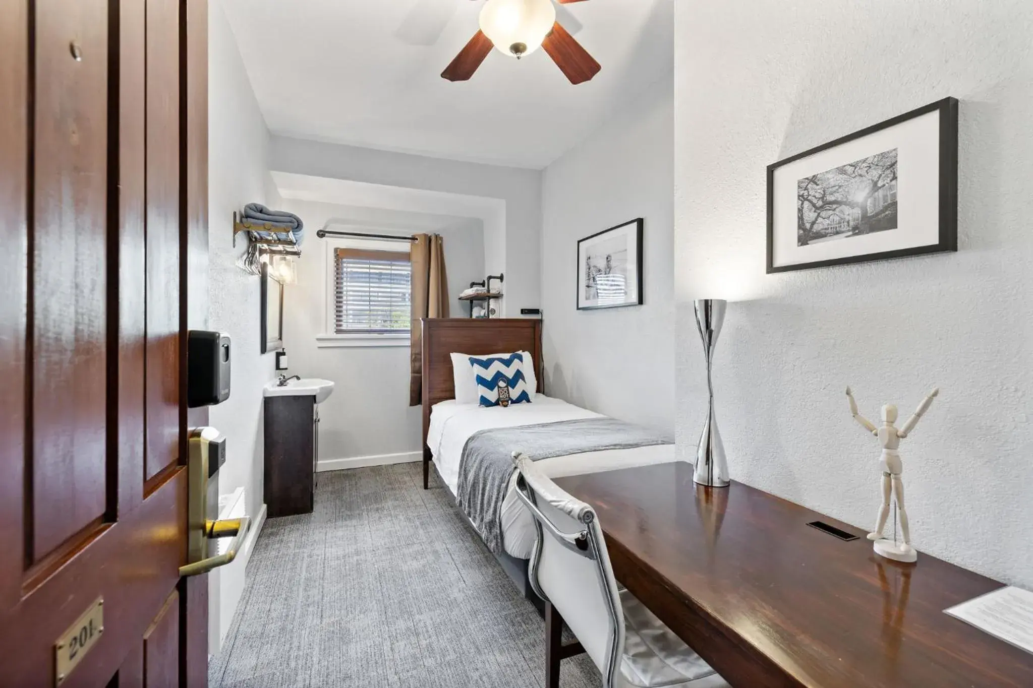 Small Room - One Twin Bed, Shared Bathroom in College Inn Hotel Small Room - One Twin Bed, Shared Bathroom in College Inn Hotel