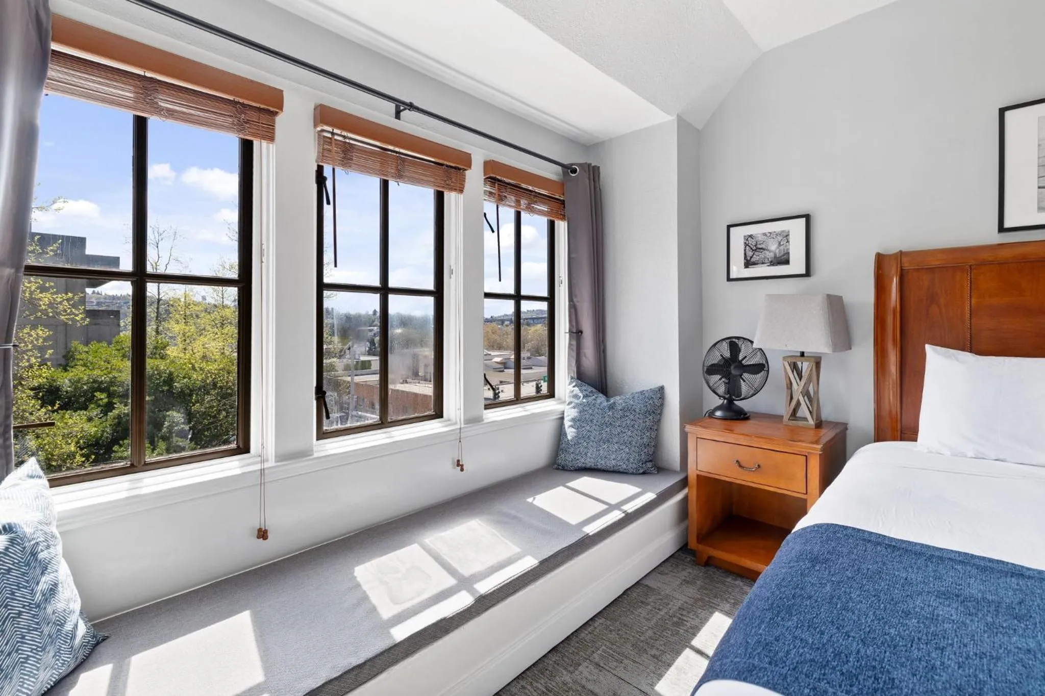 View (from property/room), Bed in College Inn Hotel