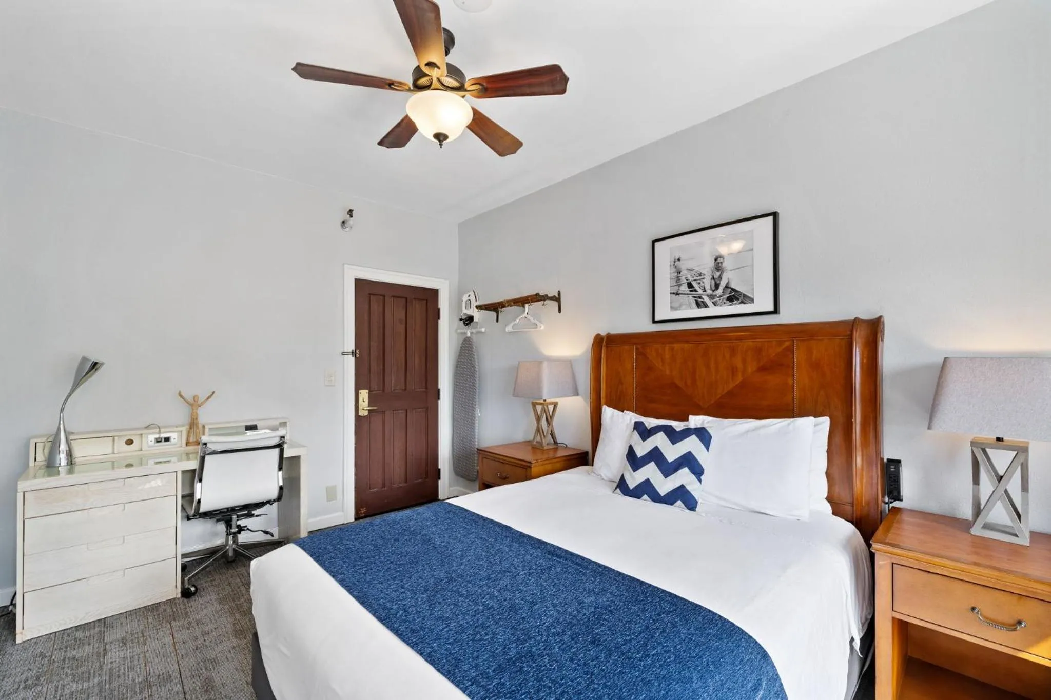 Bedroom, Bed in College Inn Hotel