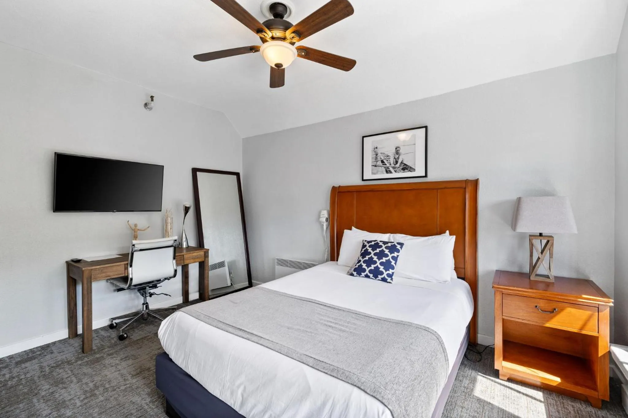 Bedroom, Bed in College Inn Hotel