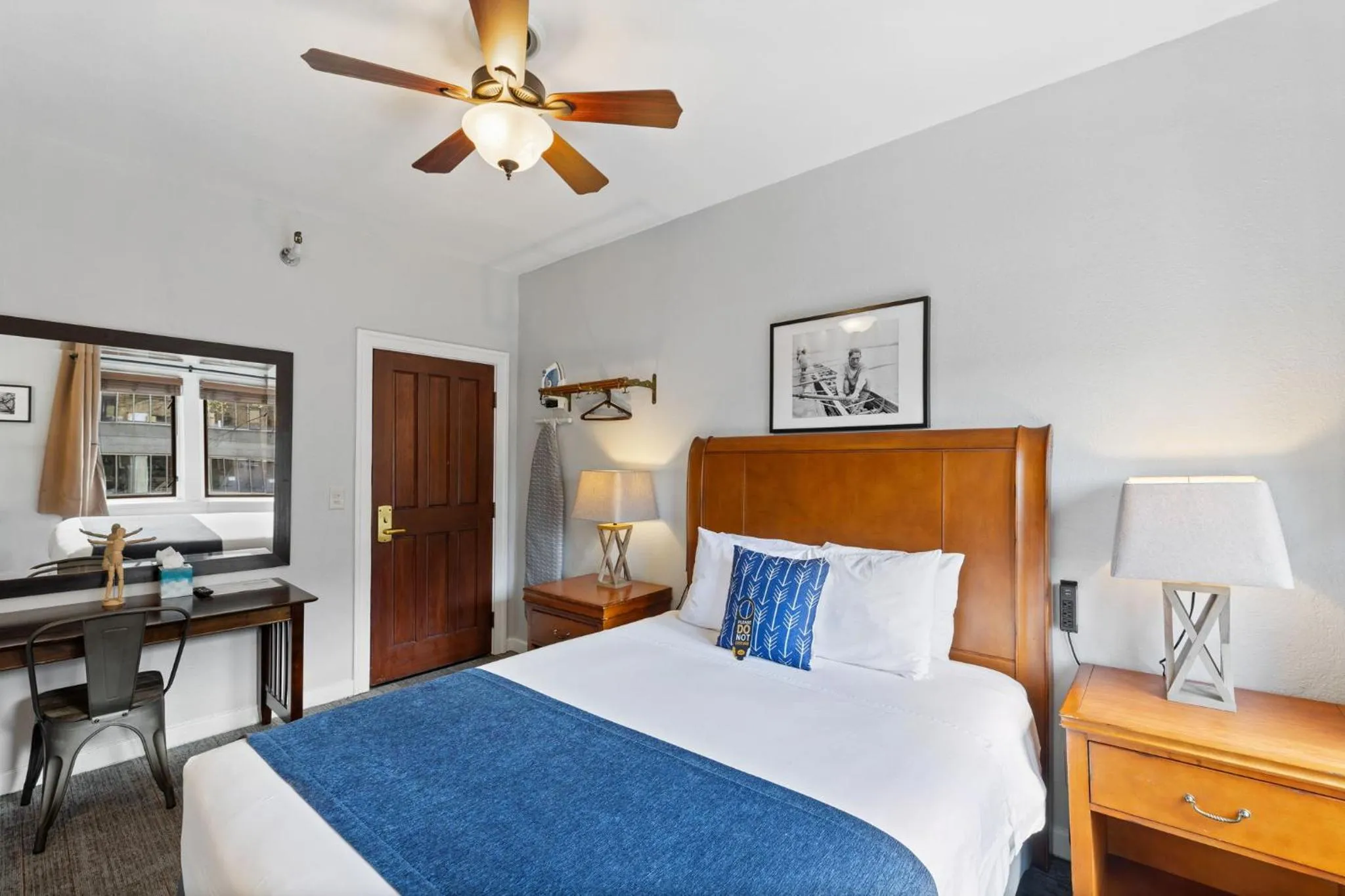 Bedroom, Bed in College Inn Hotel