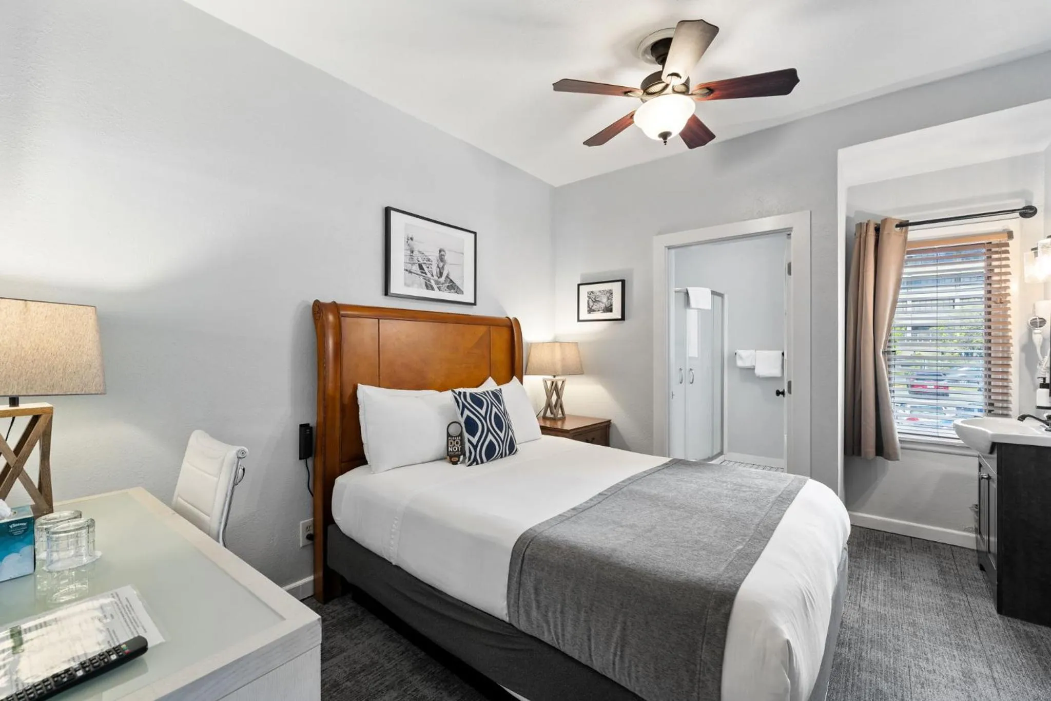 Bedroom, Bed in College Inn Hotel