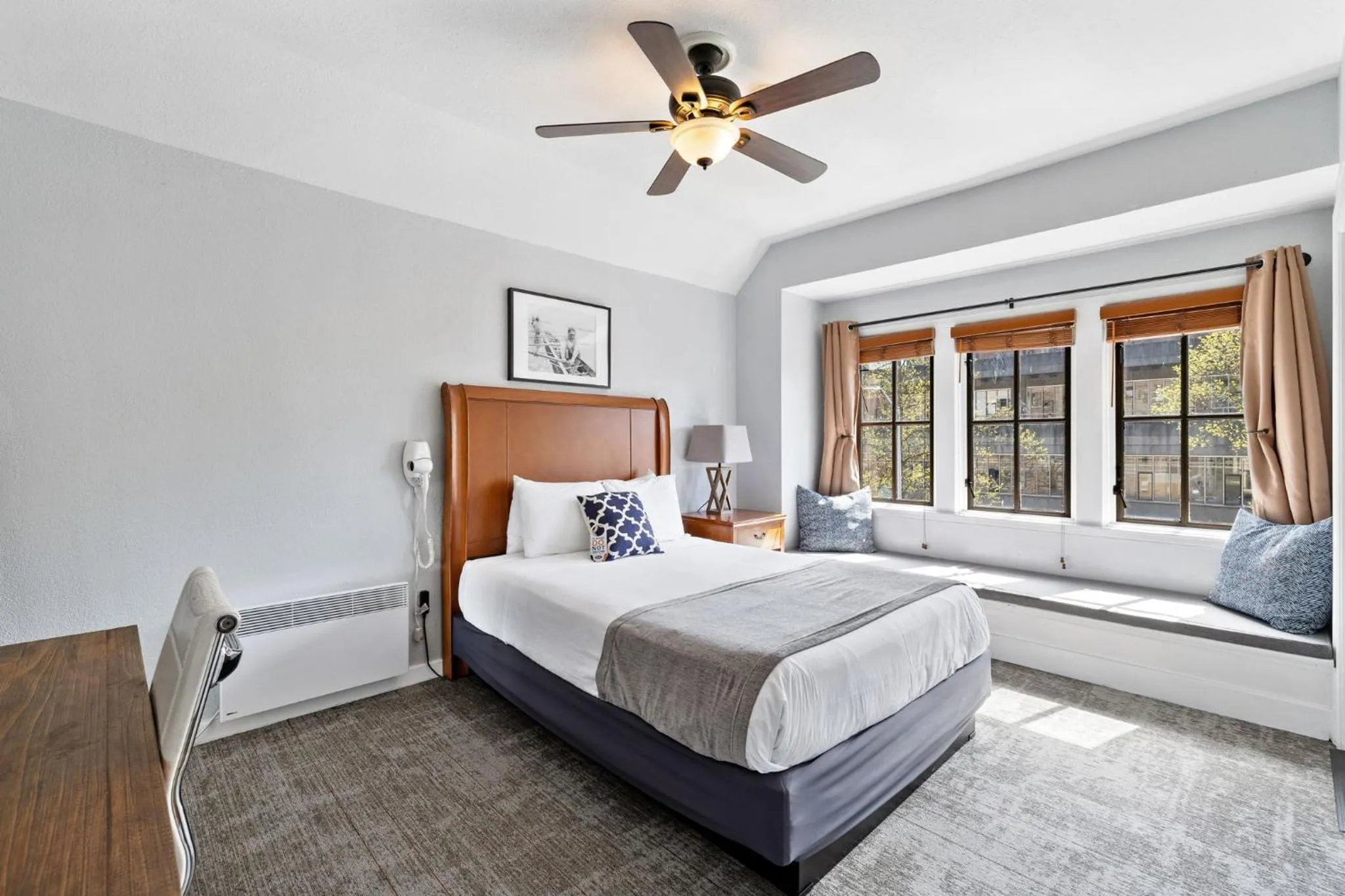 Bedroom, Bed in College Inn Hotel