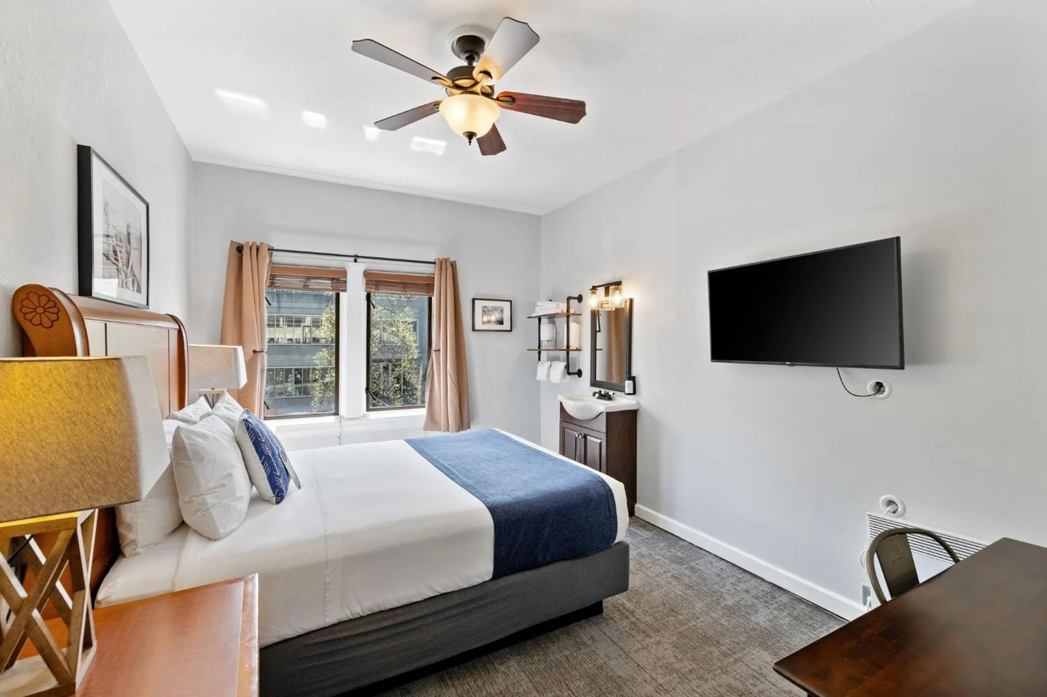 Bedroom, Bed in College Inn Hotel