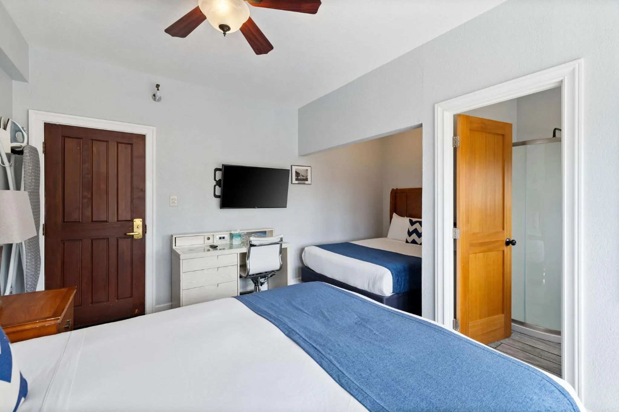 Bedroom, Bed in College Inn Hotel