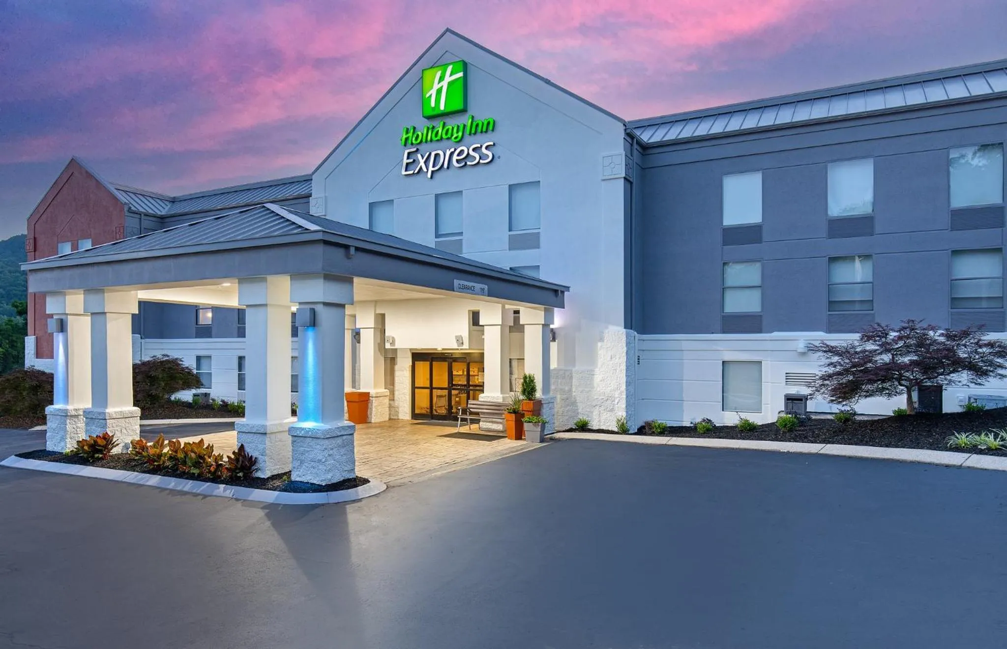 Property Building in Holiday Inn Express Hotel & Suites Kimball
