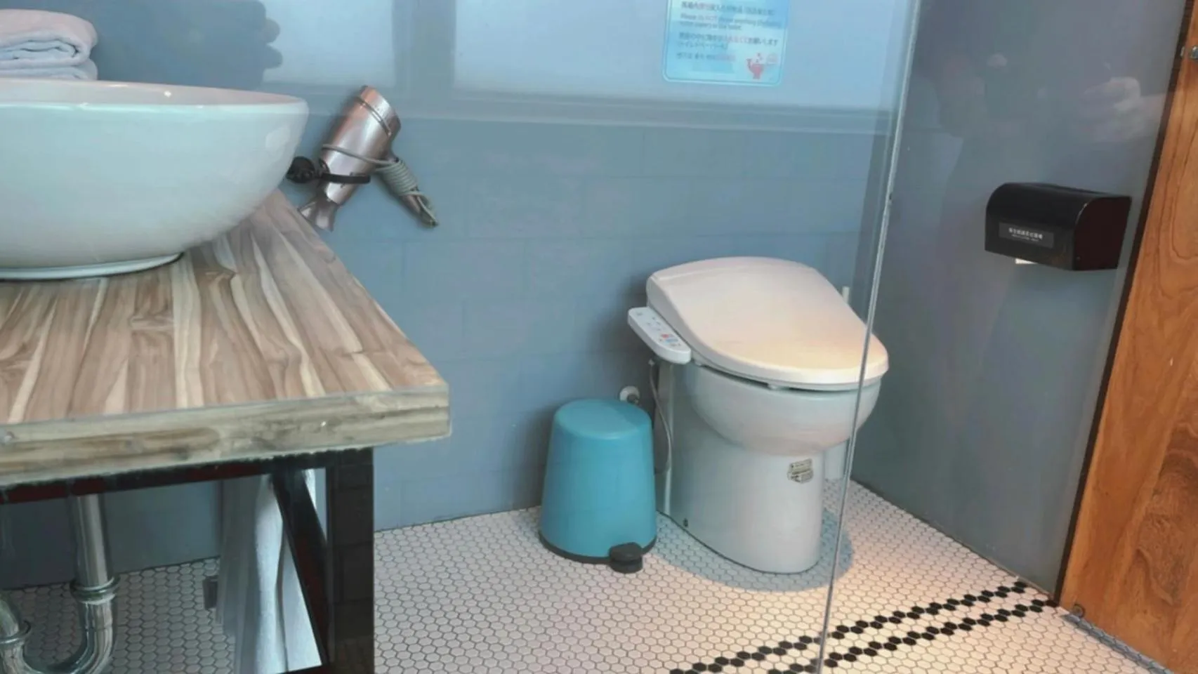 Toilet in Chill Roof Hotel