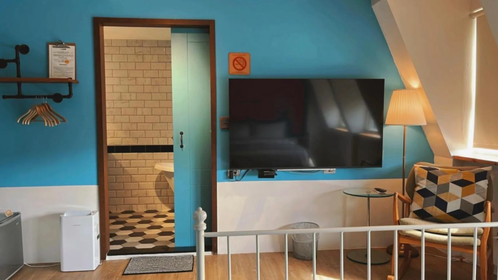 TV and multimedia in Chill Roof Hotel