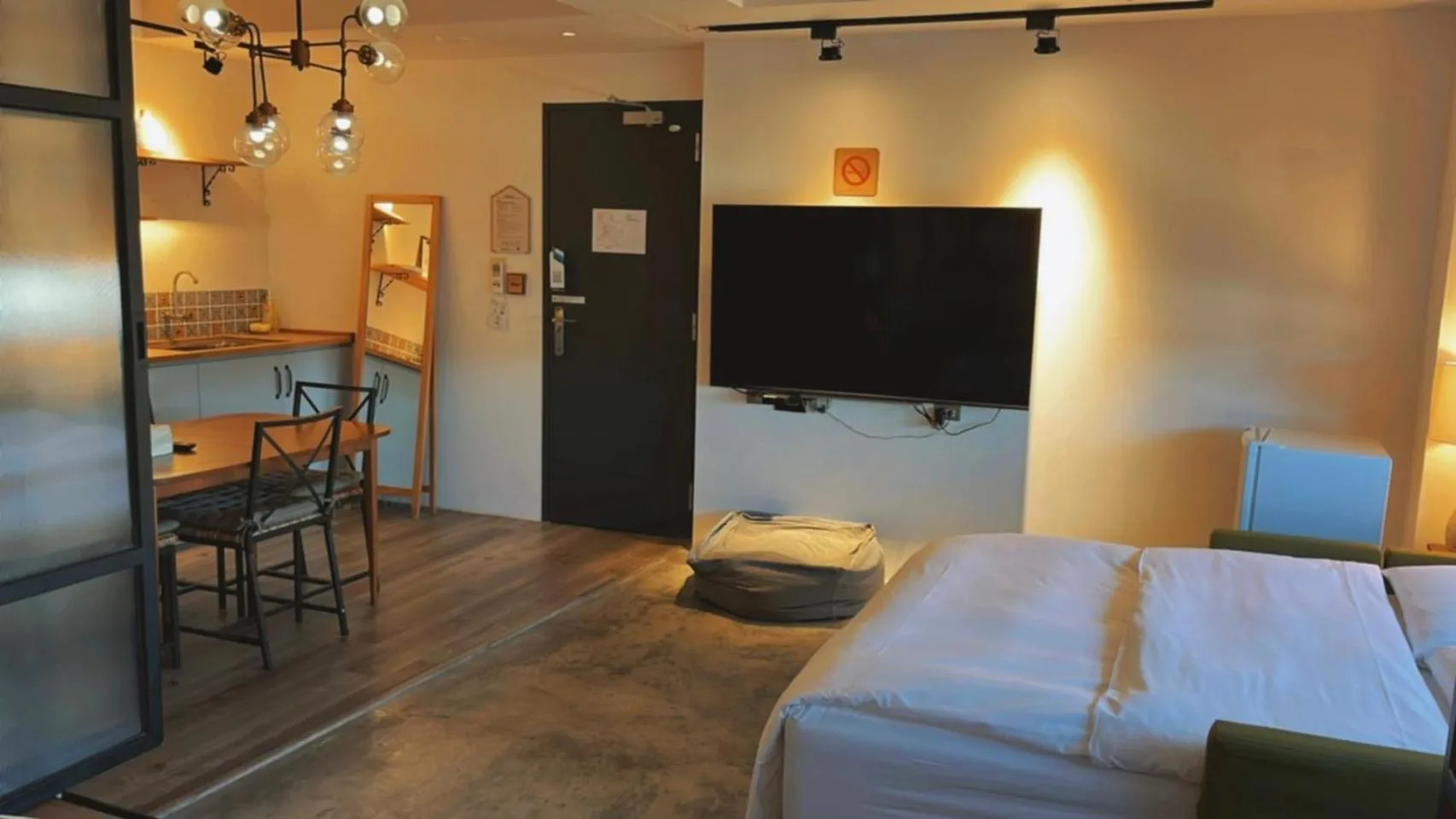 TV and multimedia, Bed in Chill Roof Hotel