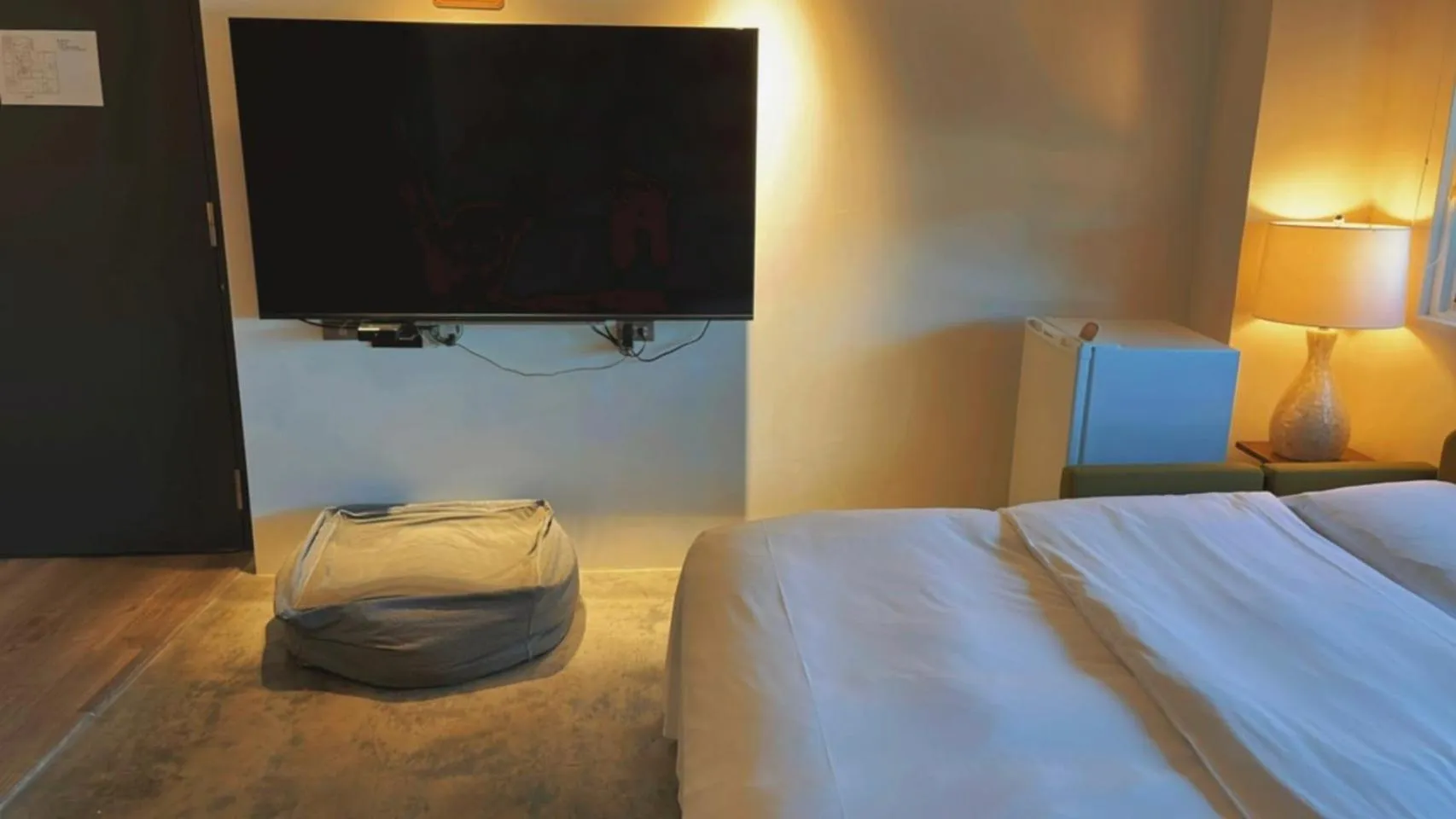 TV and multimedia, Bed in Chill Roof Hotel