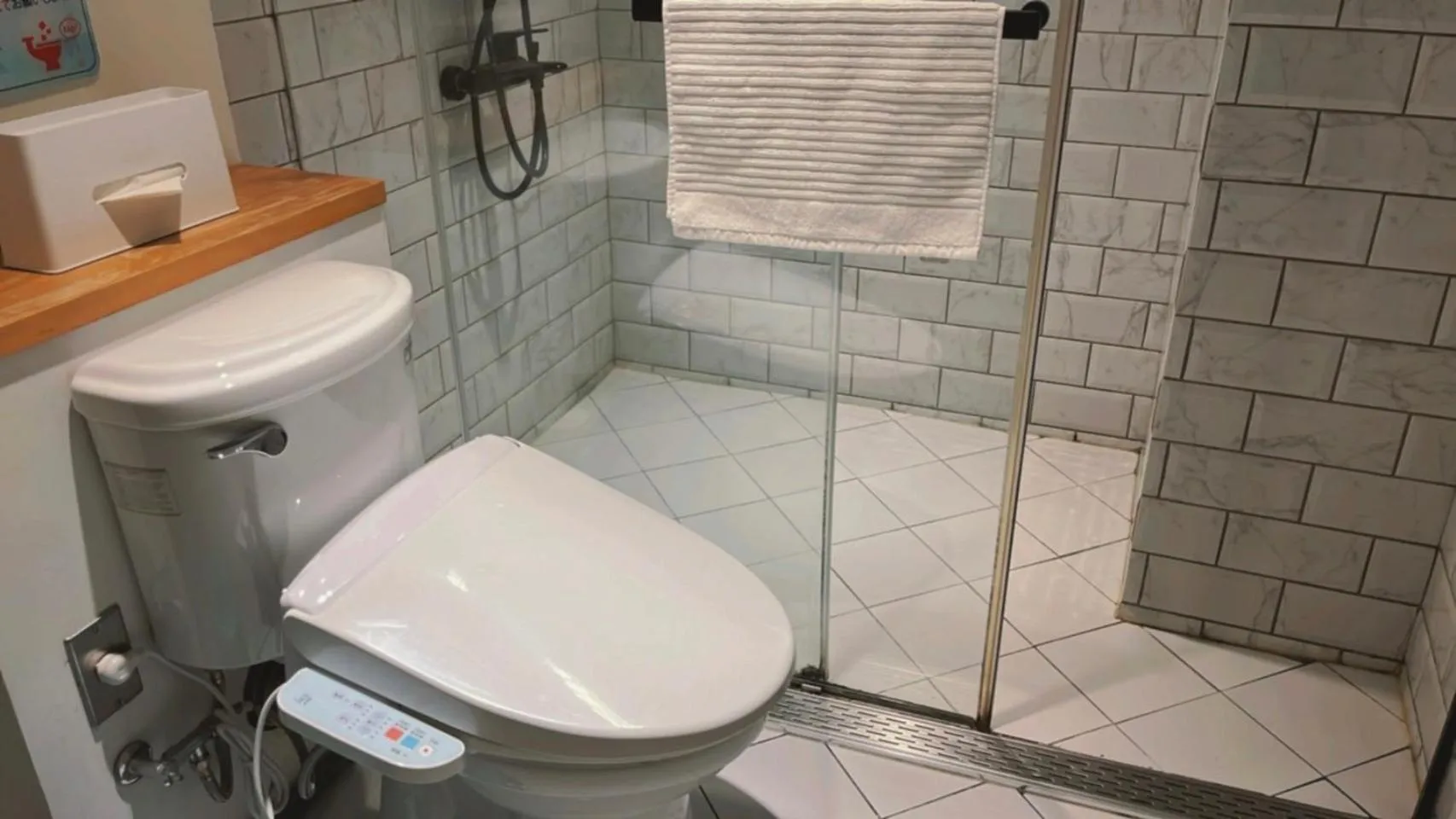 Toilet in Chill Roof Hotel