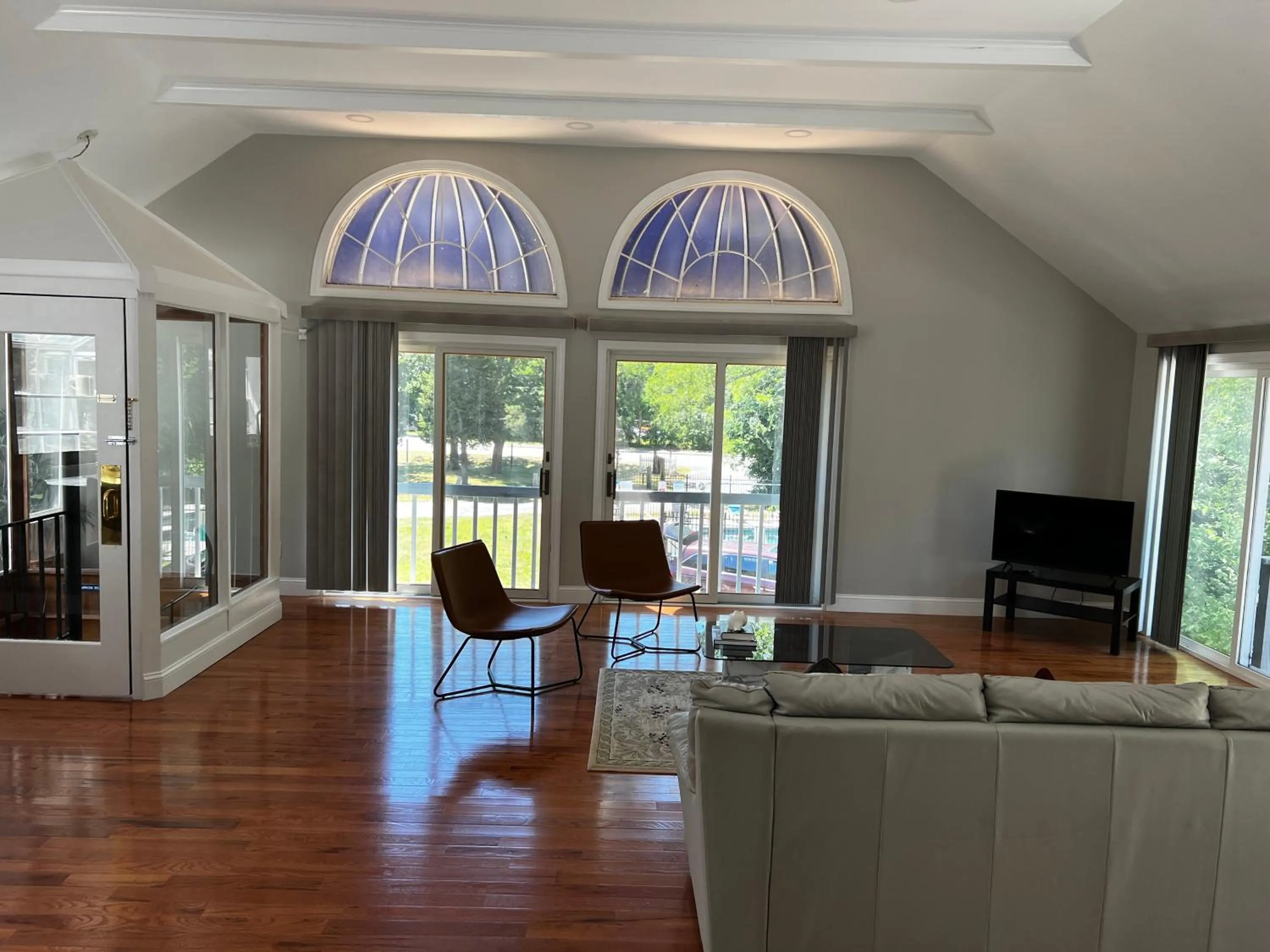 Living room in Captains Quarters Motel & Conference Center