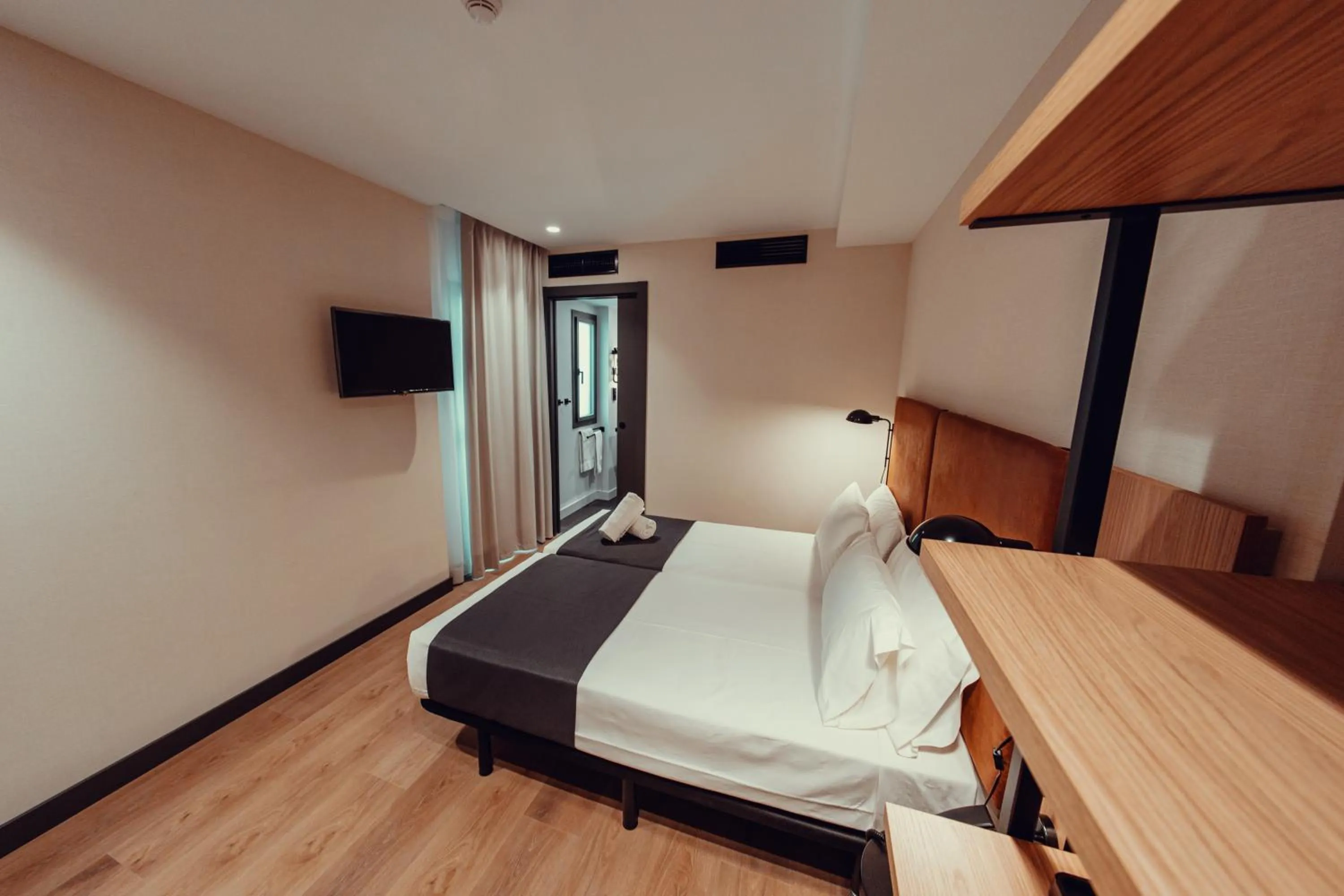 Photo of the whole room, Bed in Hotel Transit