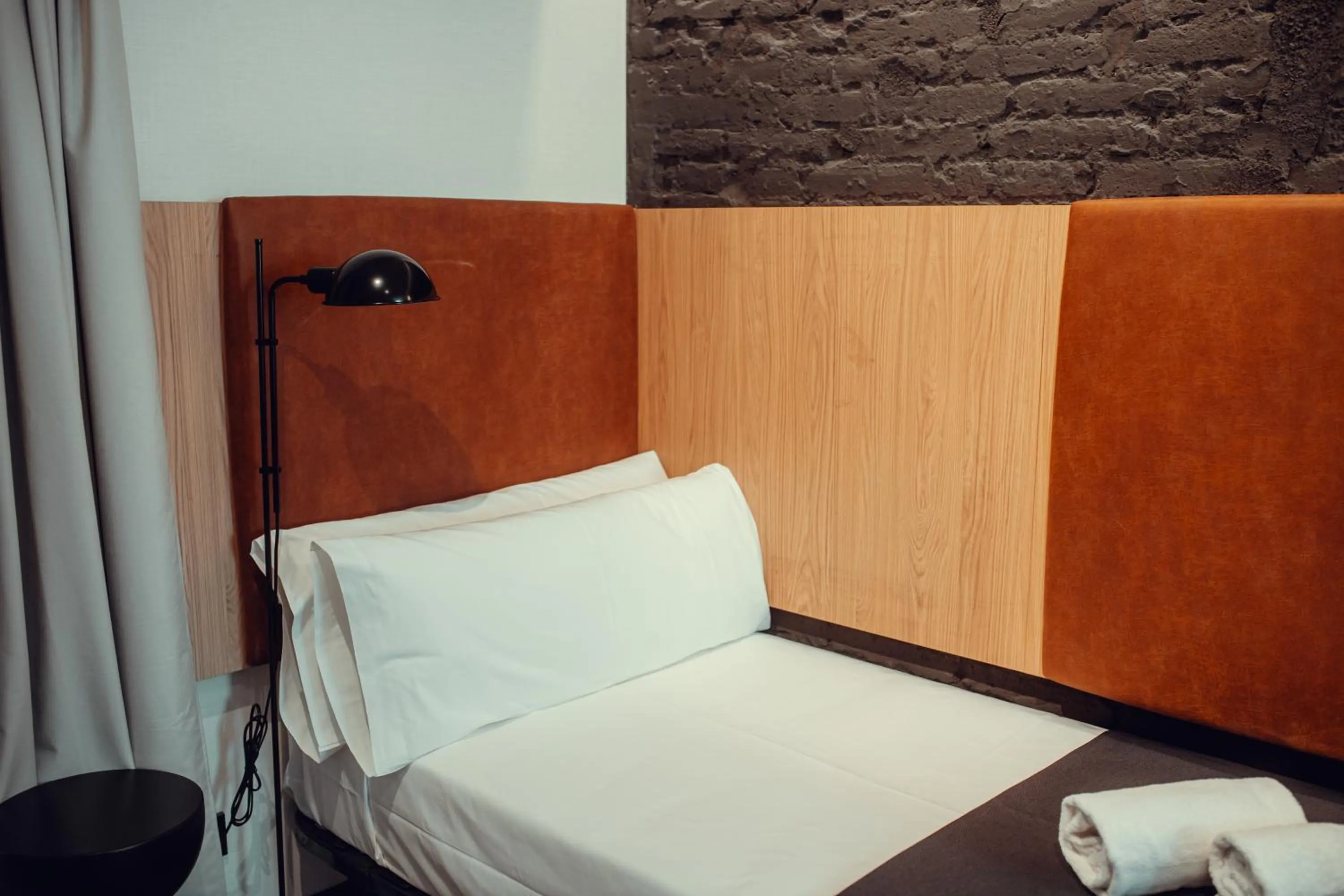 Photo of the whole room, Bed in Hotel Transit