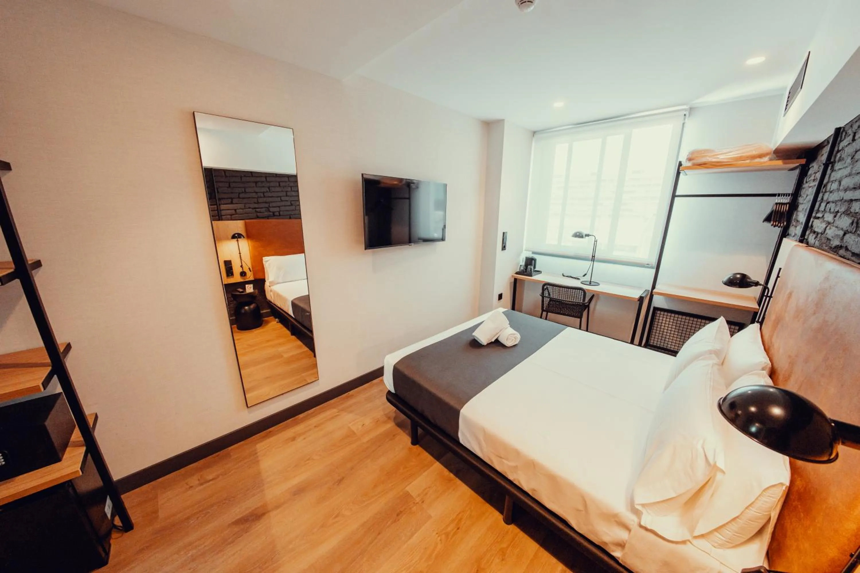 Photo of the whole room, Bed in Hotel Transit