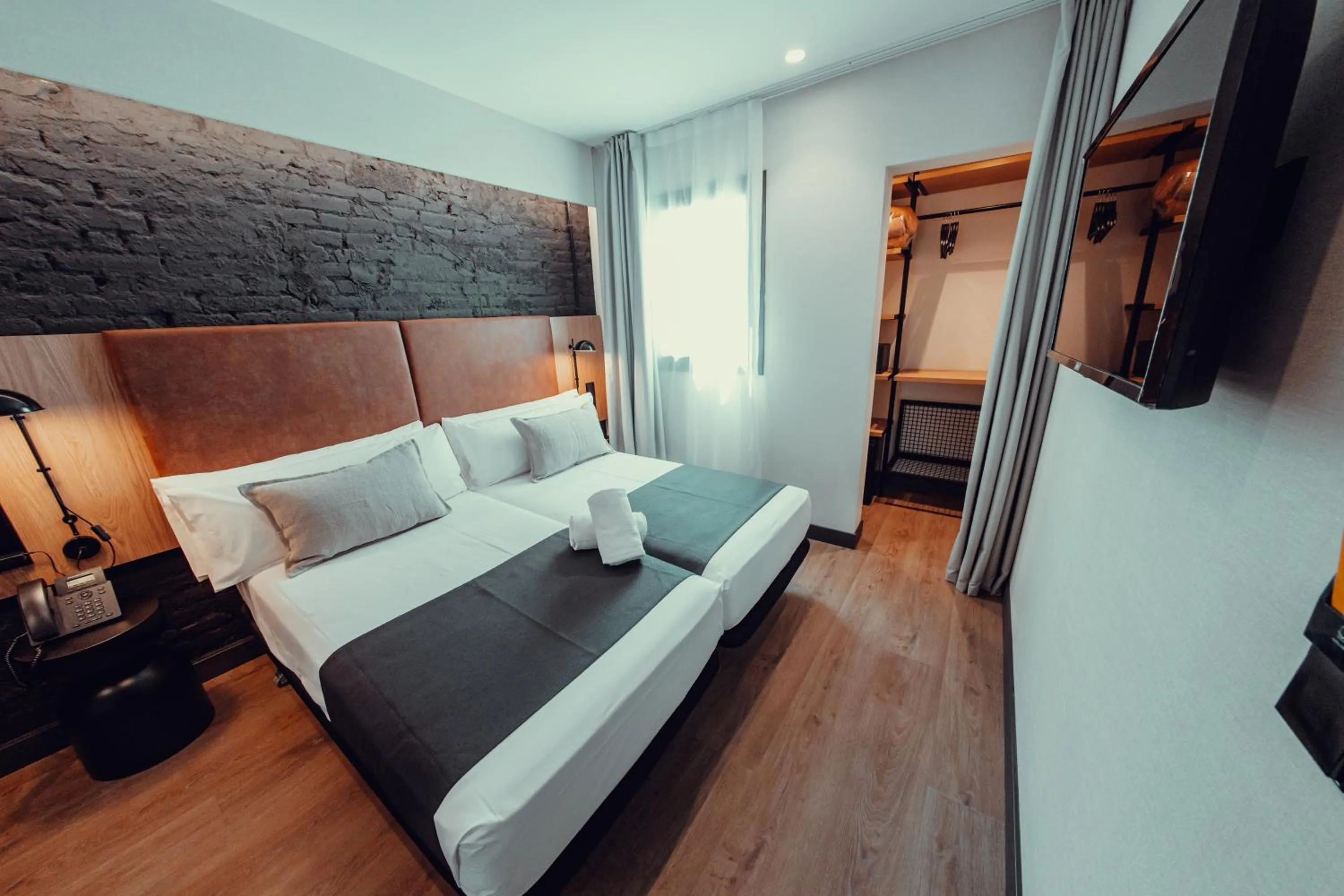 Photo of the whole room, Bed in Hotel Transit