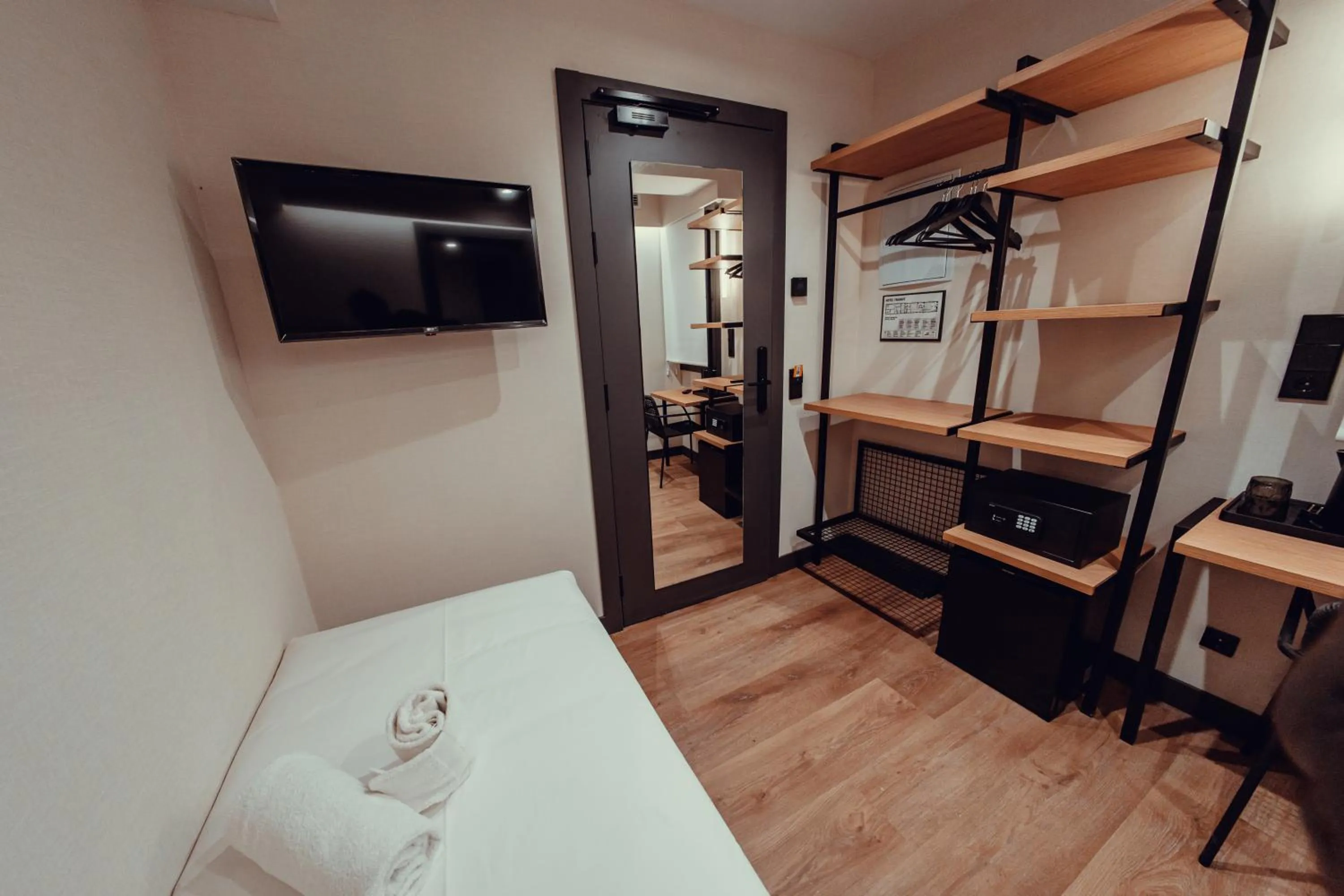 Photo of the whole room, Bed in Hotel Transit