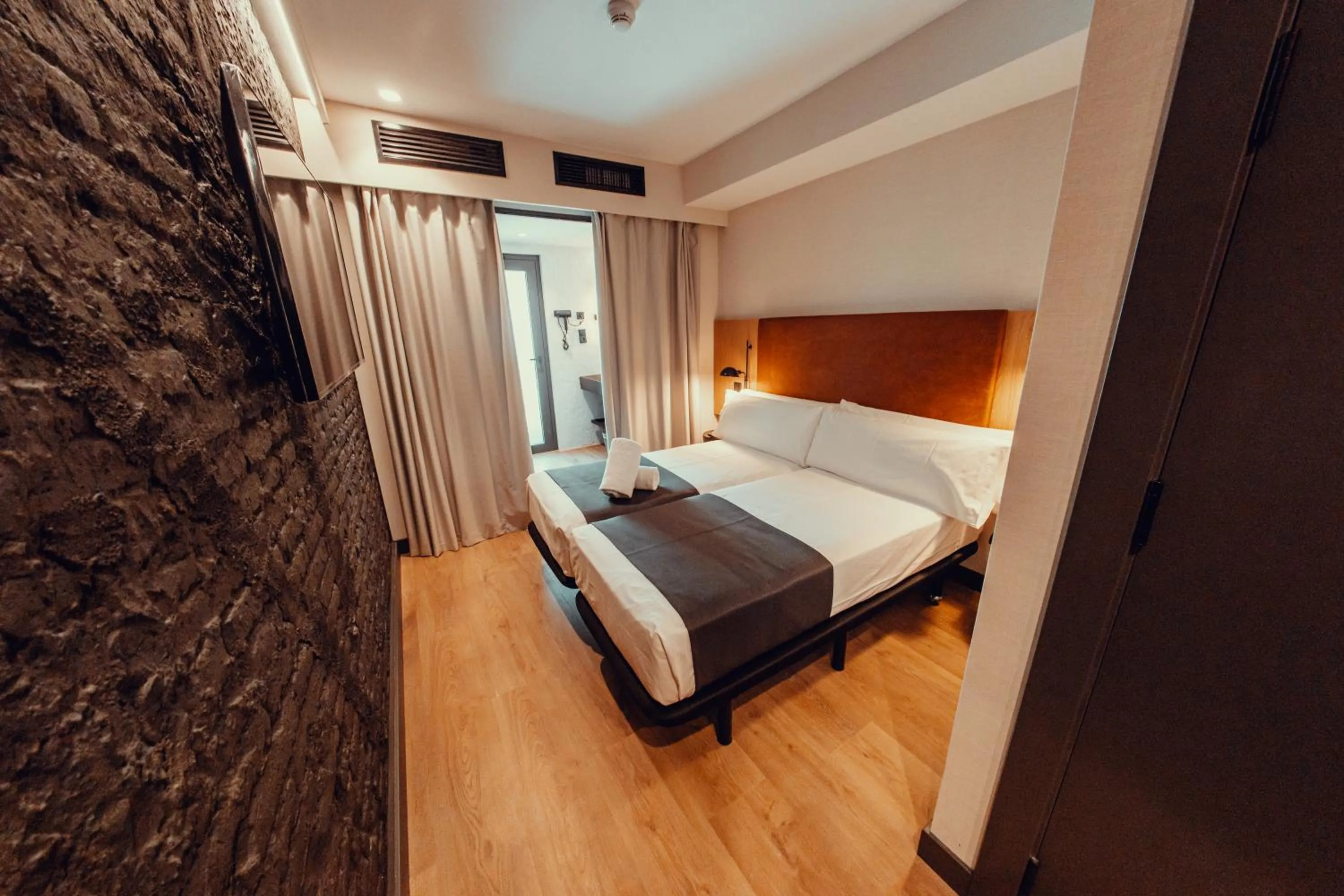 Photo of the whole room, Bed in Hotel Transit