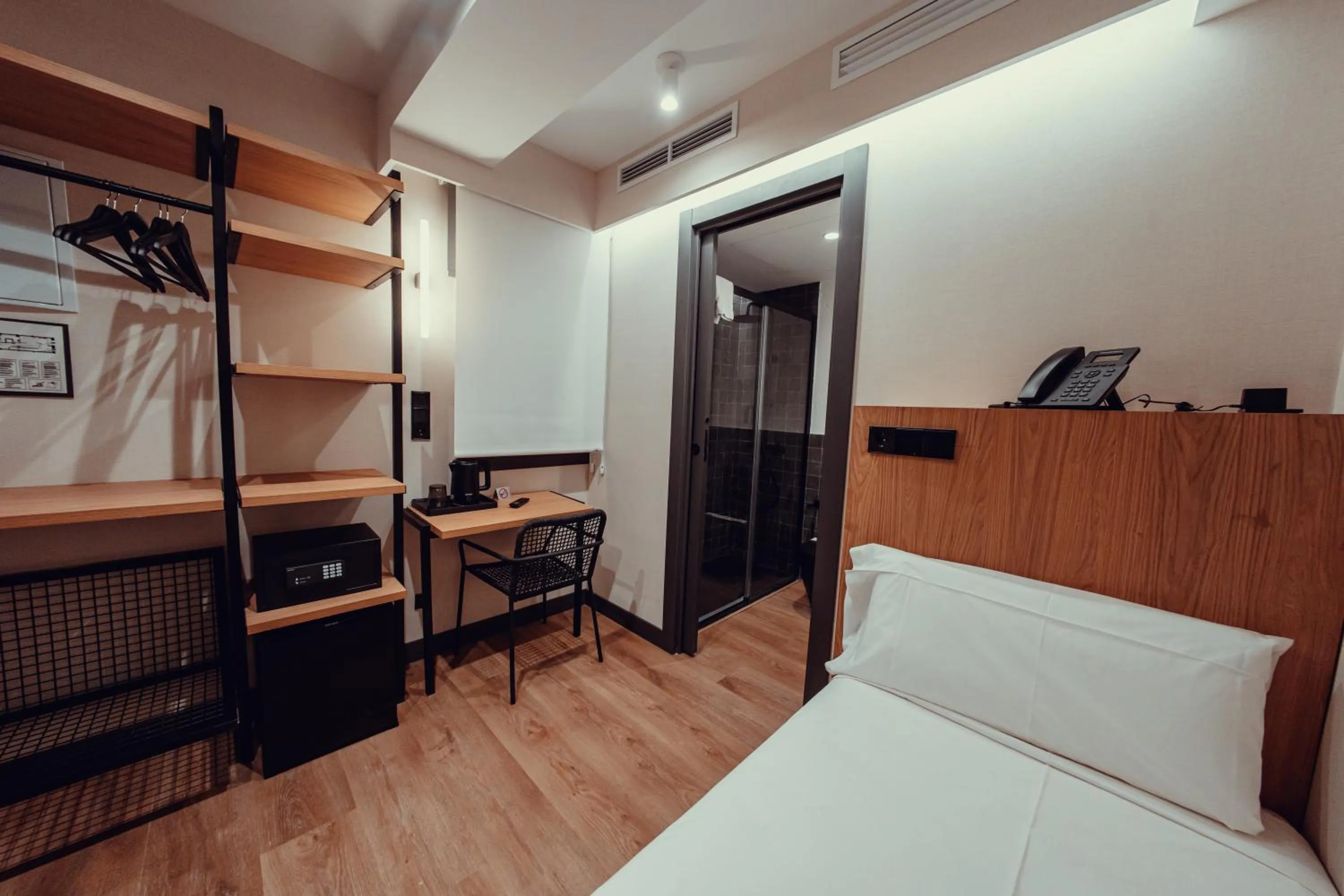 Photo of the whole room, Bed in Hotel Transit