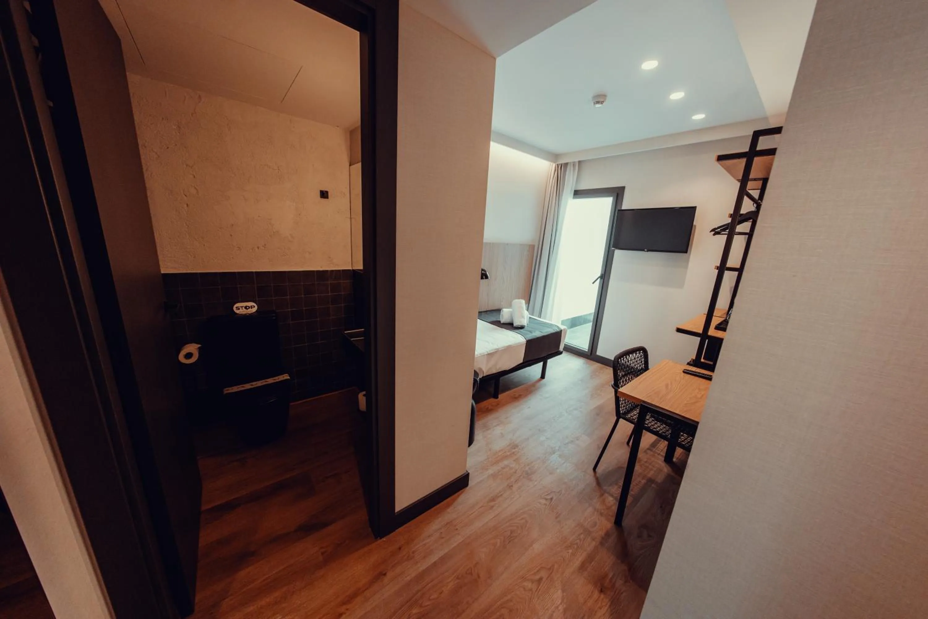 Photo of the whole room, Bed in Hotel Transit