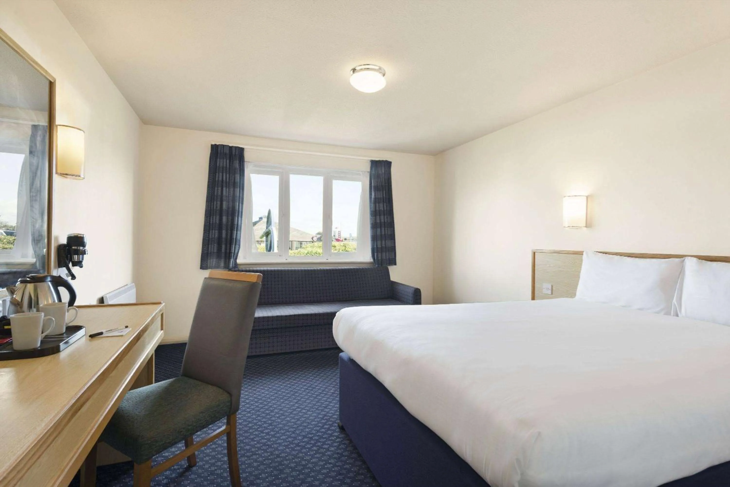 Photo of the whole room, Bed in Days Inn Sutton Scotney North