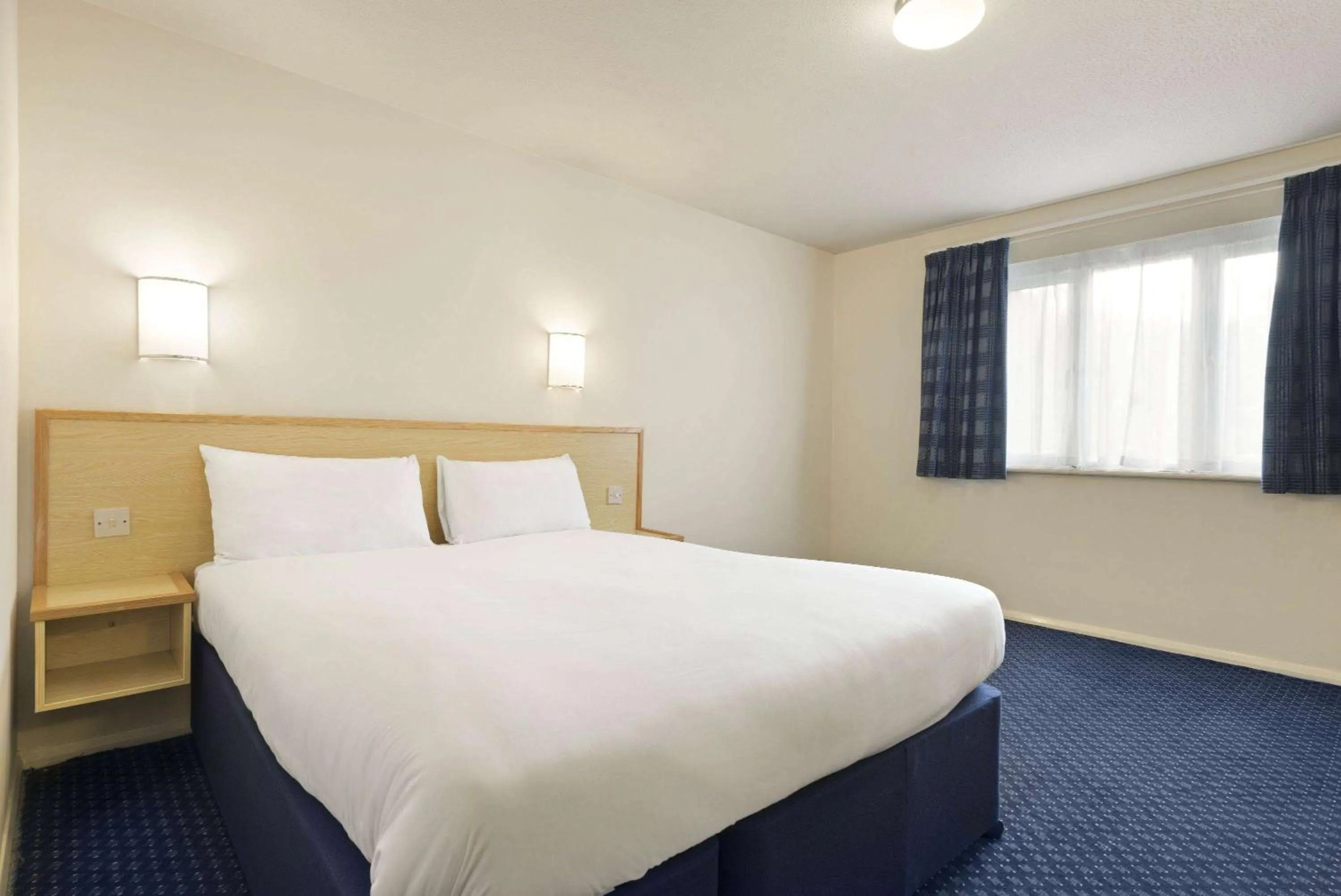 Photo of the whole room, Bed in Days Inn Sutton Scotney North