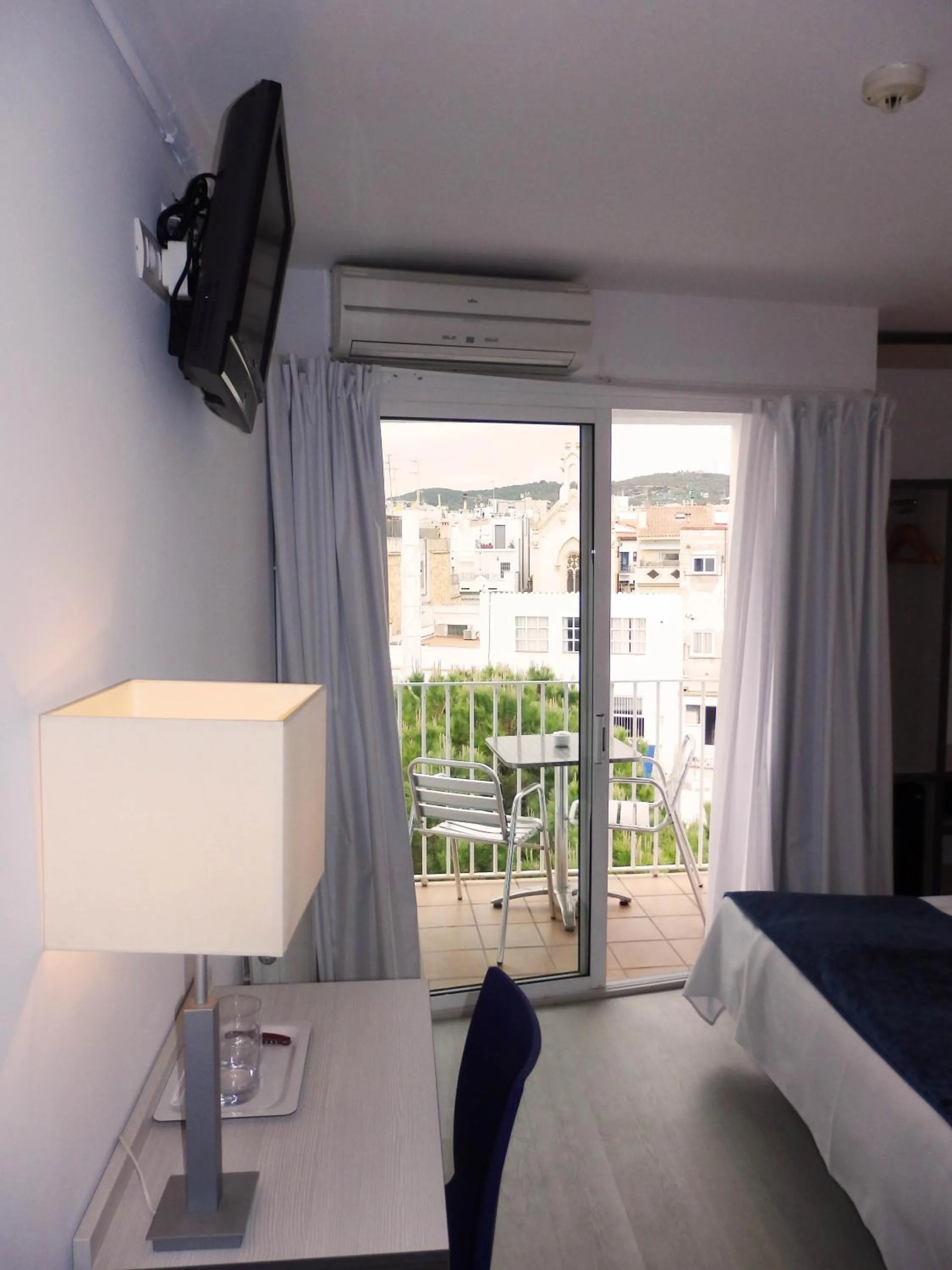 View (from property/room), Bed in Parrots Sitges Hotel