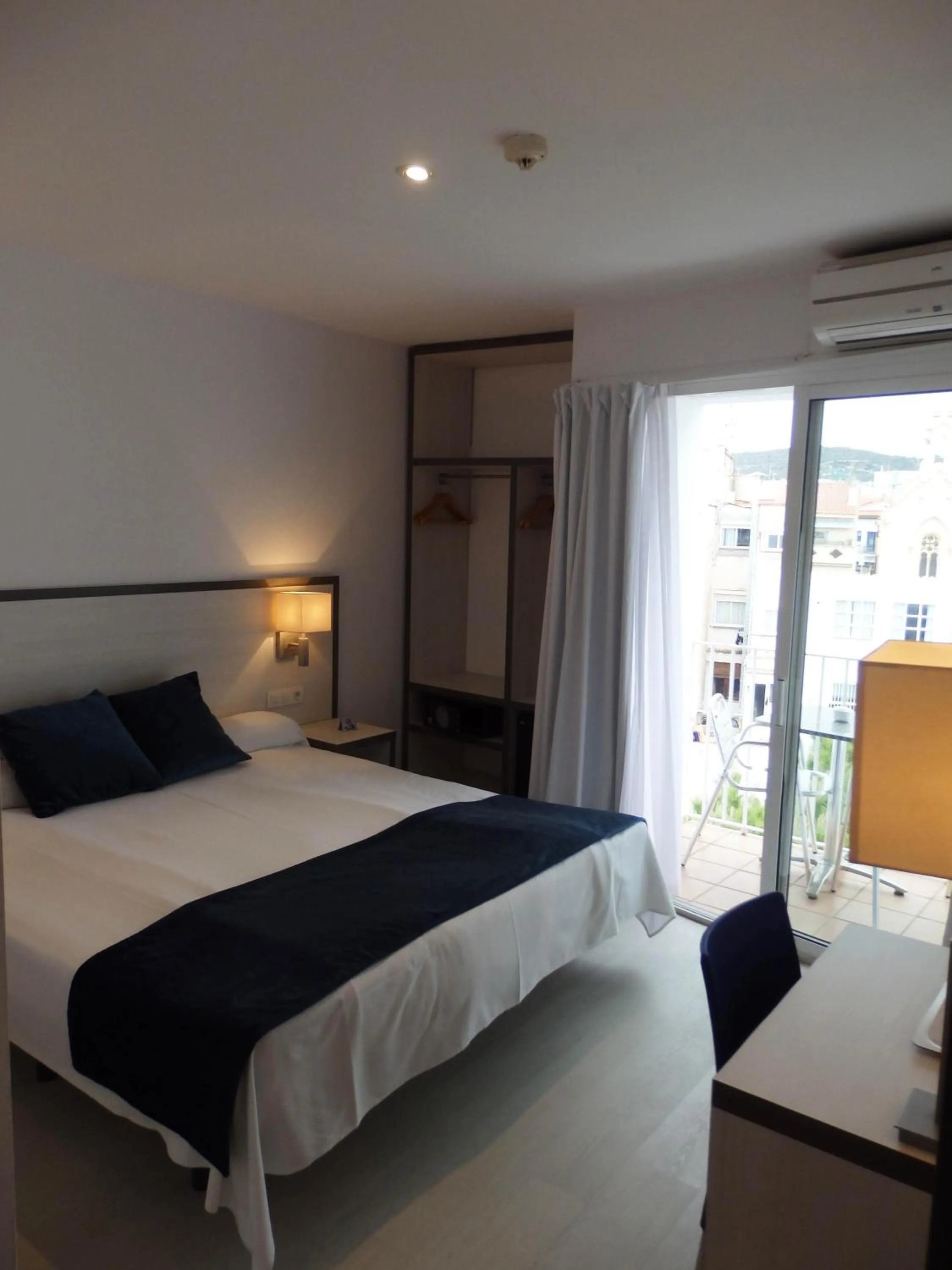 View (from property/room), Bed in Parrots Sitges Hotel