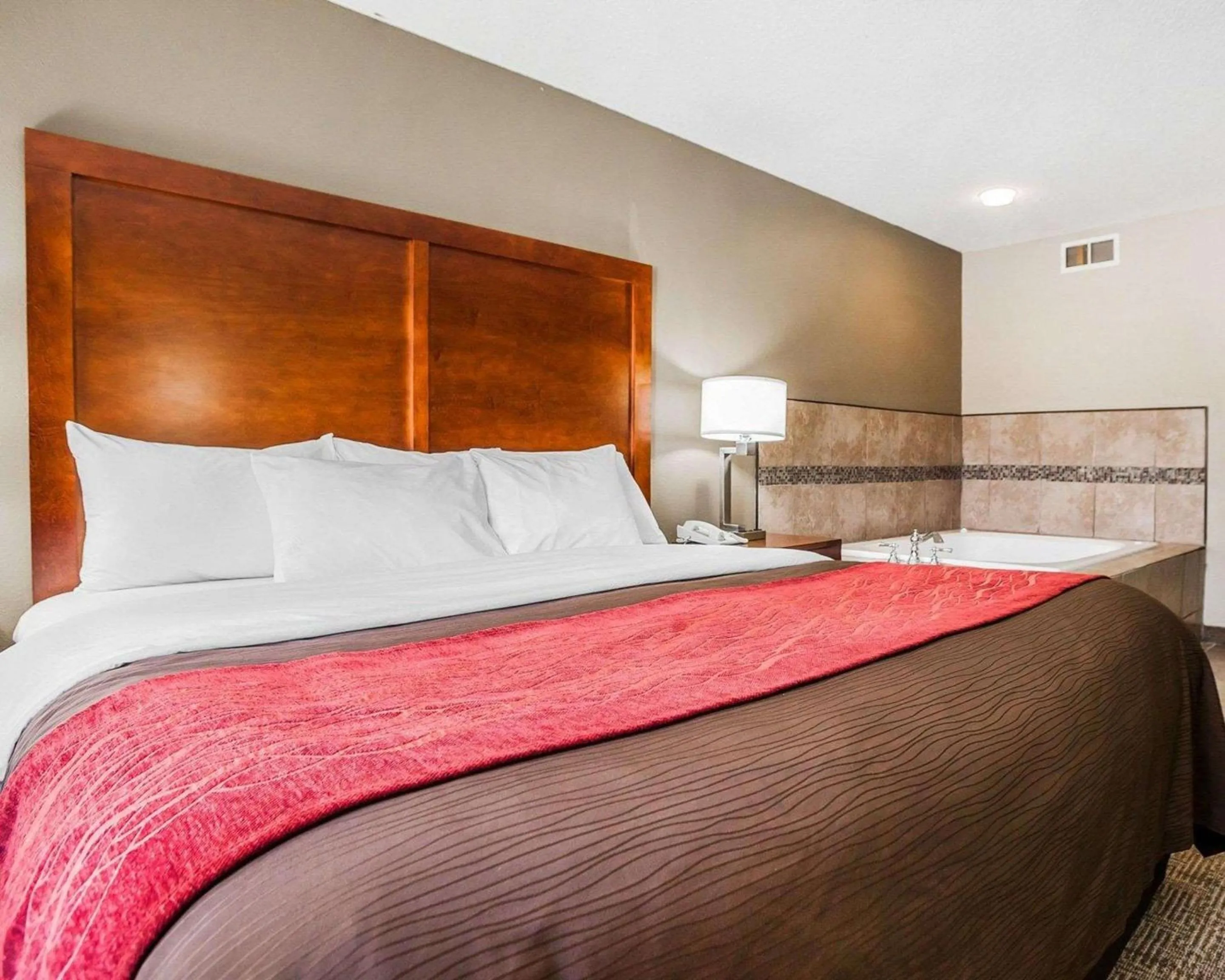 Photo of the whole room, Bed in Comfort Inn & Suites Moberly