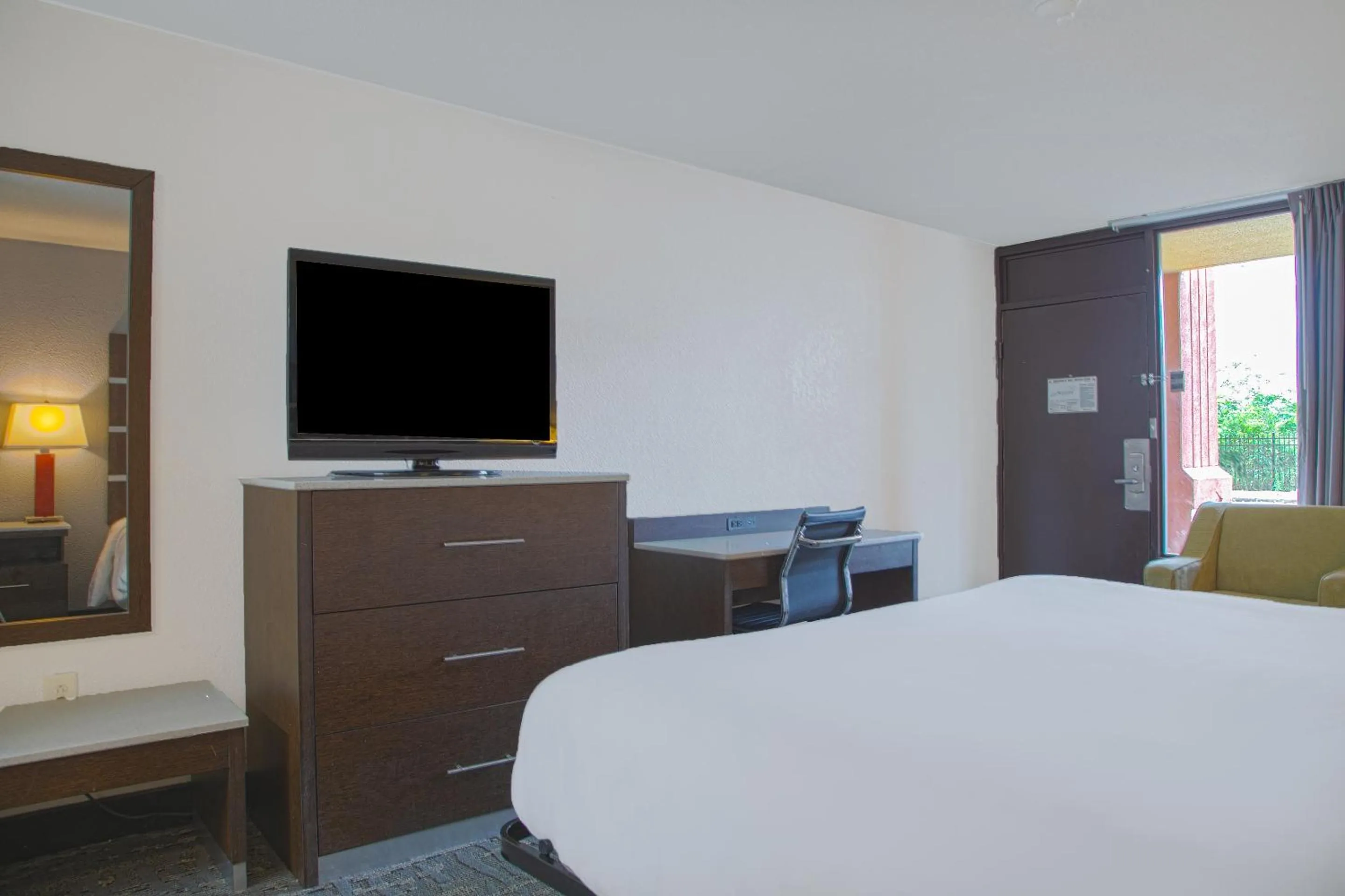 Bedroom, TV/Entertainment Center in My Homes Macon North I-75 By OYO