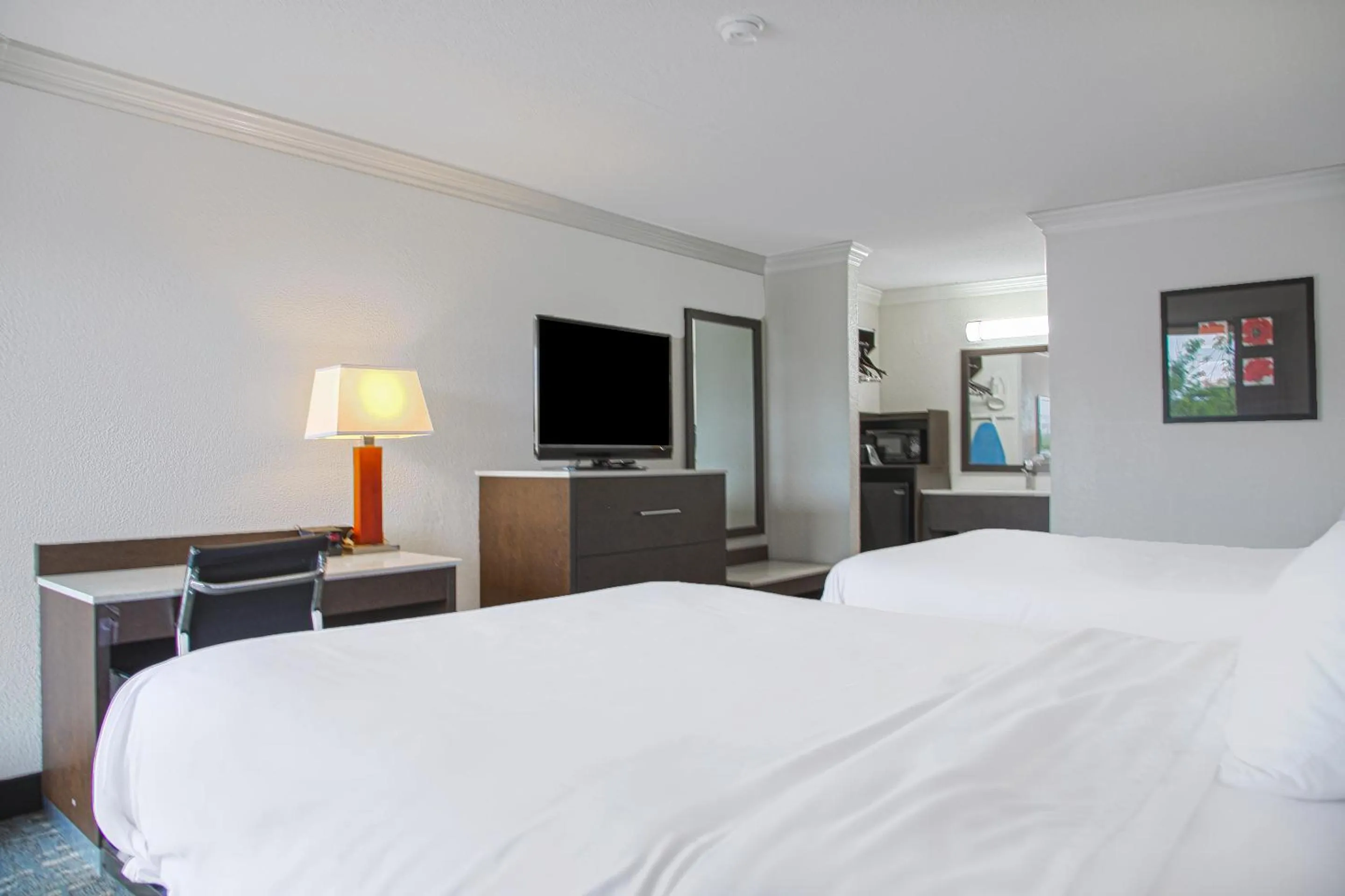 Bedroom, TV/Entertainment Center in My Homes Macon North I-75 By OYO