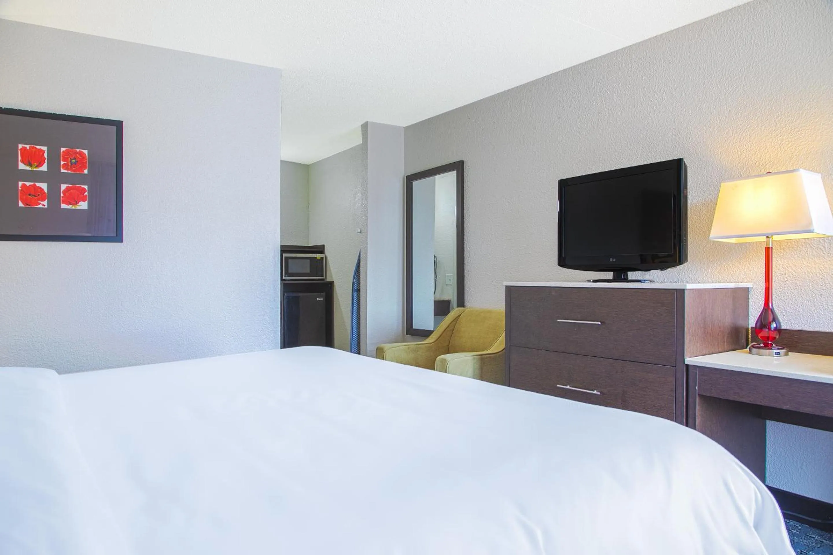 Bedroom, TV/Entertainment Center in My Homes Macon North I-75 By OYO