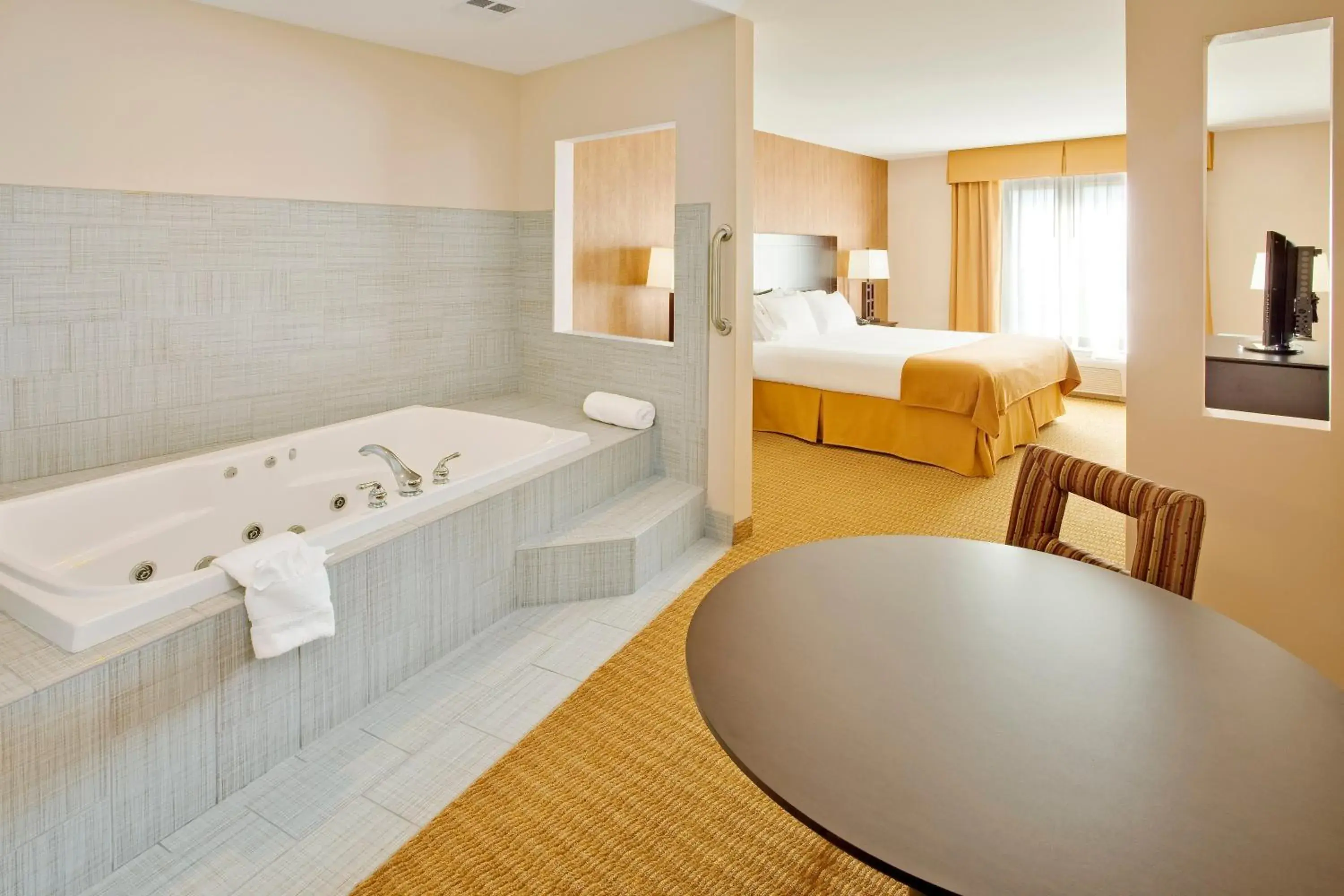King Room with Jetted Tub in Holiday Inn Express Hotel & Suites Lebanon by IHG King Room with Jetted Tub in Holiday Inn Express Hotel & Suites Lebanon by IHG