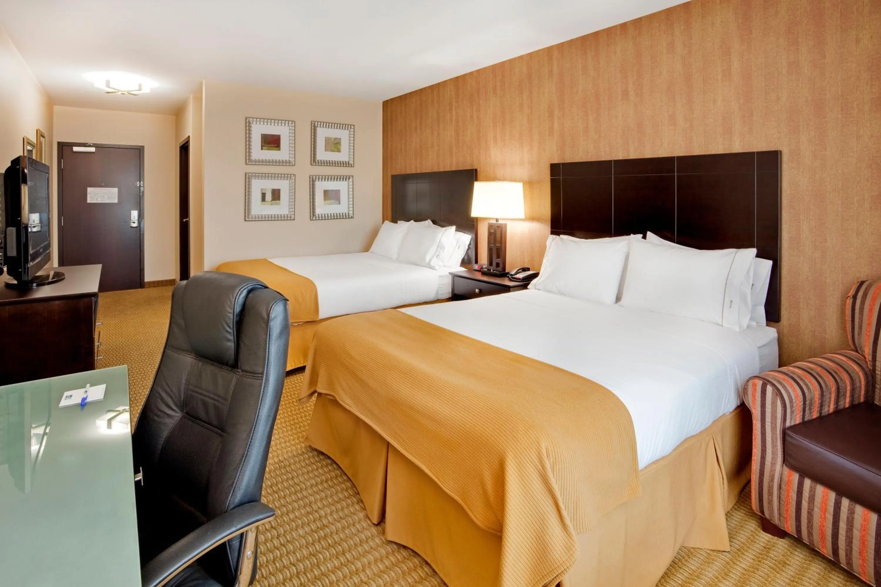 Photo of the whole room, Bed in Holiday Inn Express Hotel & Suites Lebanon by IHG