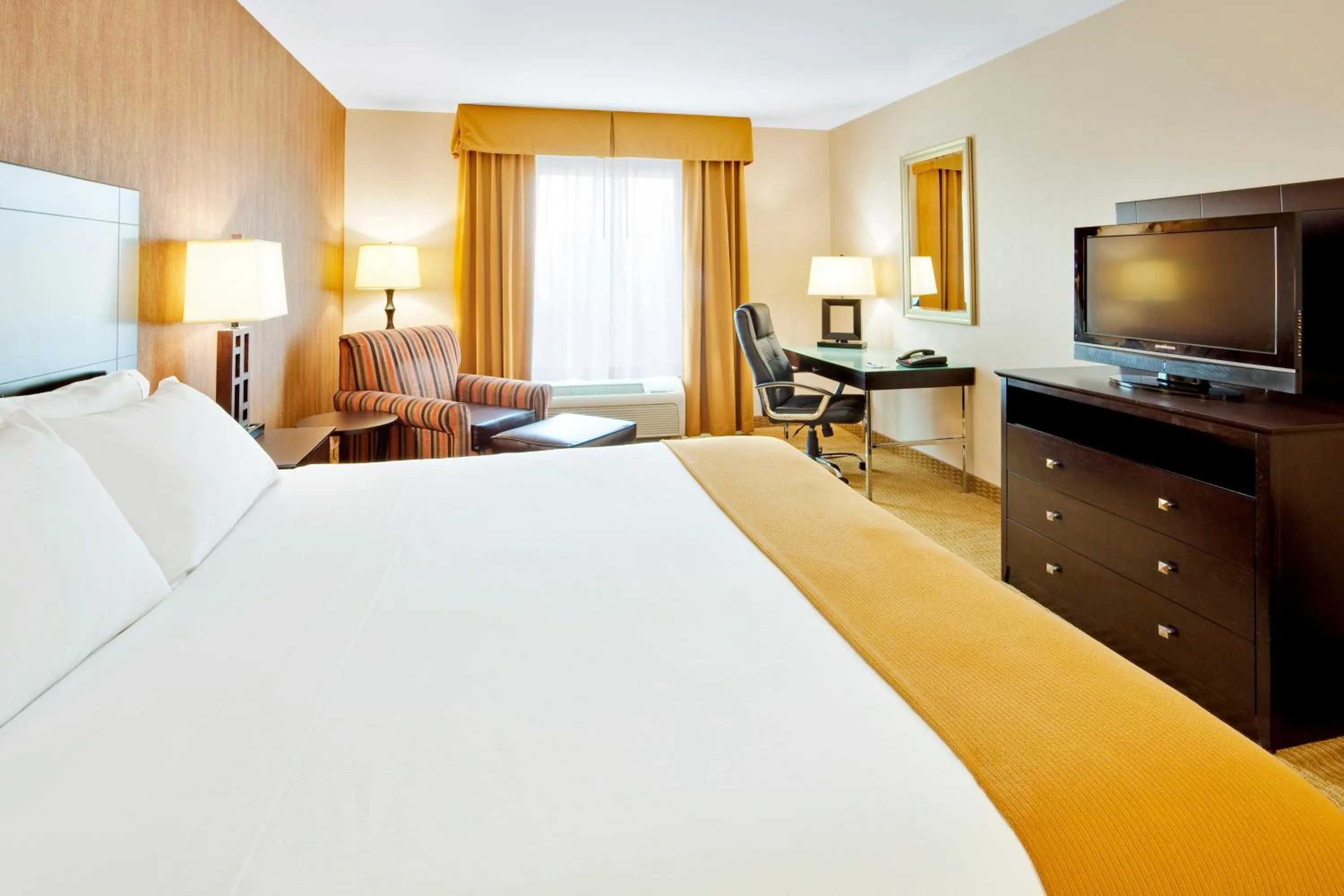 Photo of the whole room, Bed in Holiday Inn Express Hotel & Suites Lebanon by IHG